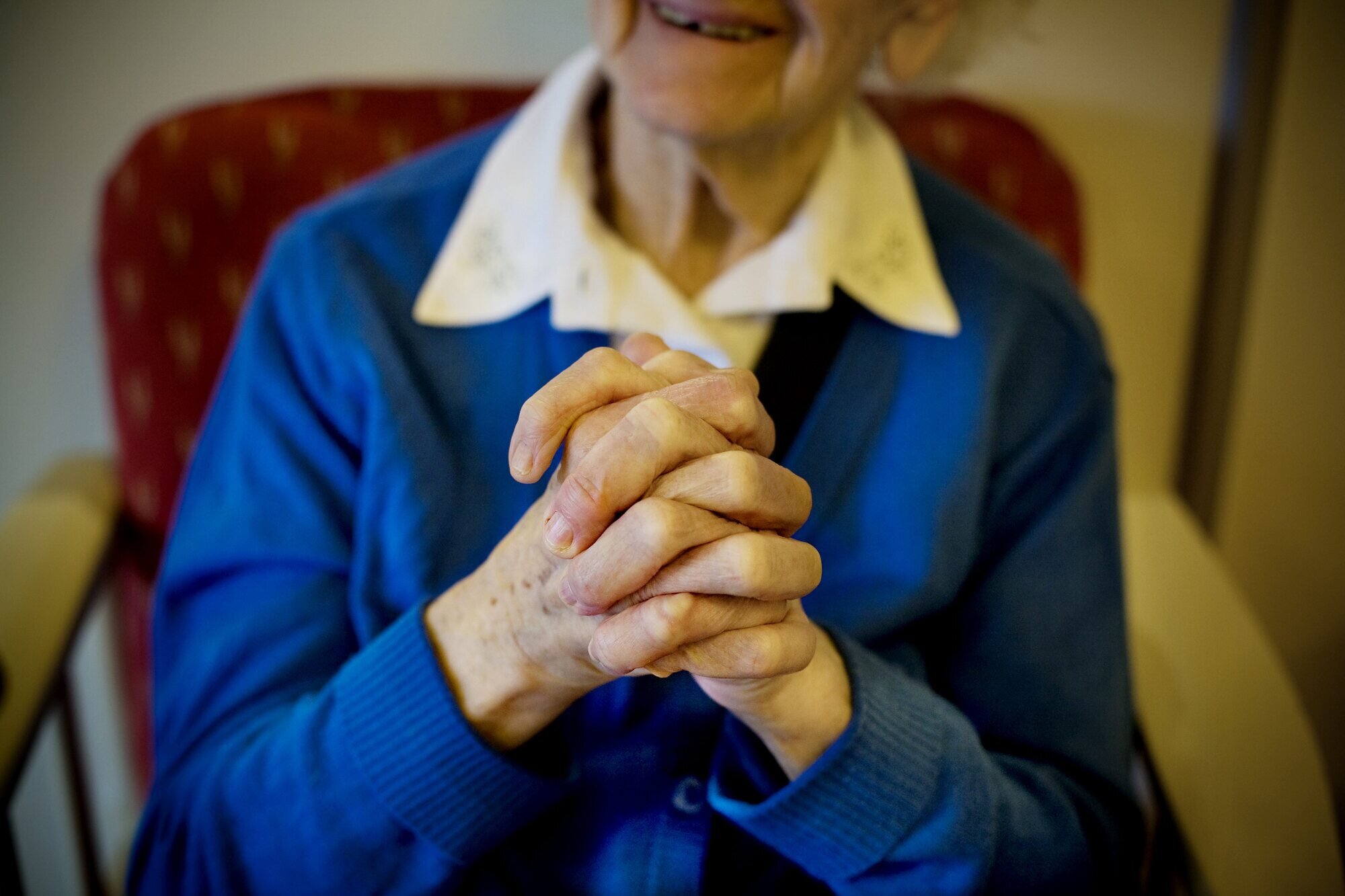 Illustrasjonsbilde av eldre dame med foldede hender. Illustrasjonsbilde av eldre dame med foldede hender.