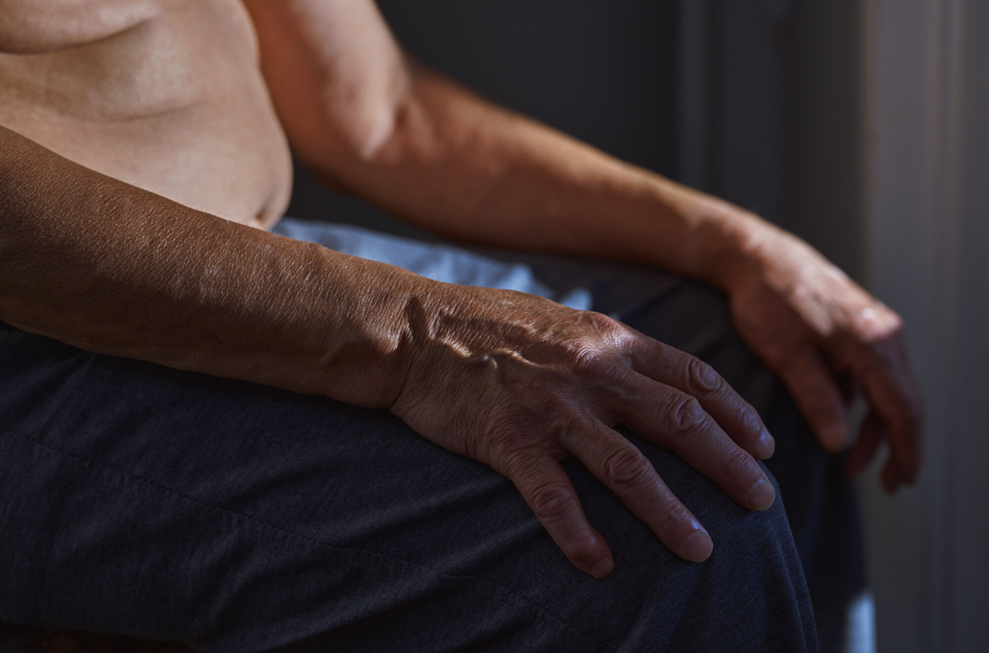 Illustrasjonsfoto av eldre mann som sitter i mørket. Illustrasjonsfoto av eldre mann som sitter i mørket.