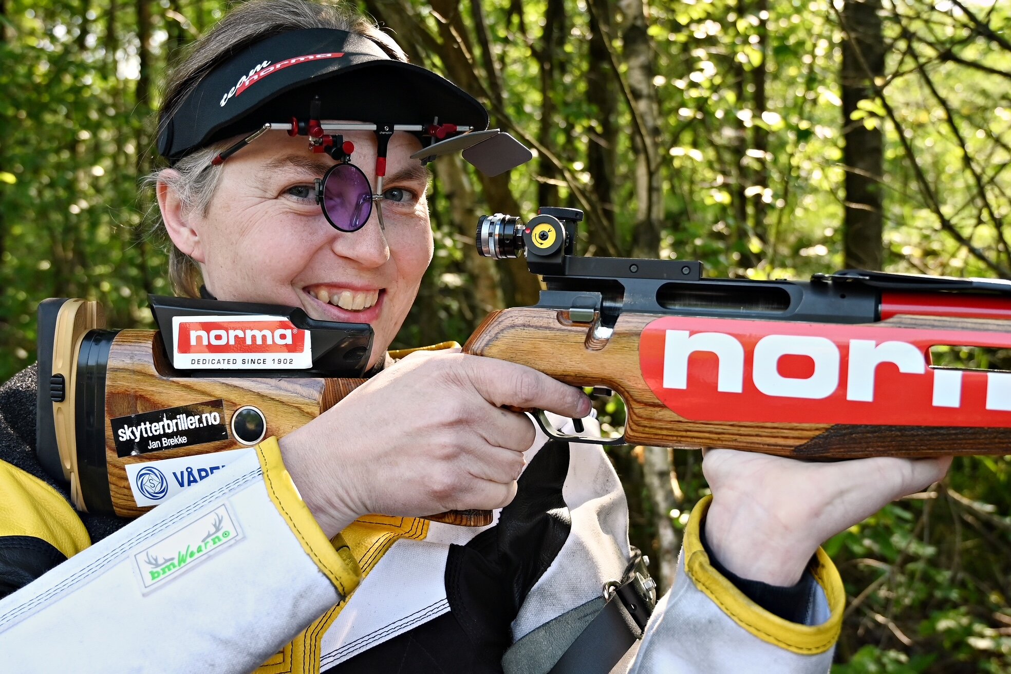 Bildet viser June Emilie Åsenden med rifle.