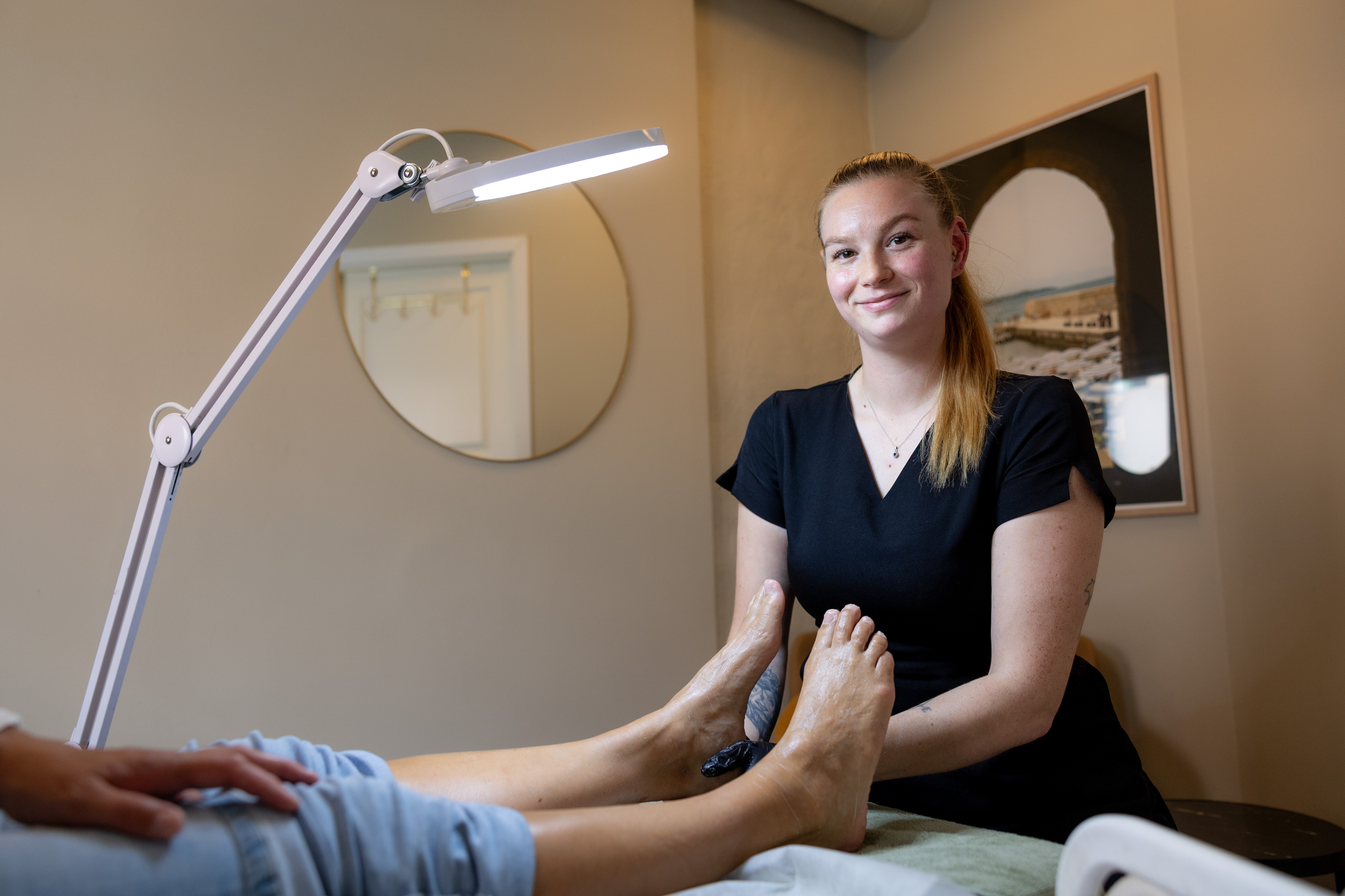 Vilja Norin Klausen Bildet viser Vilja Norin Klausen og et par føtter.