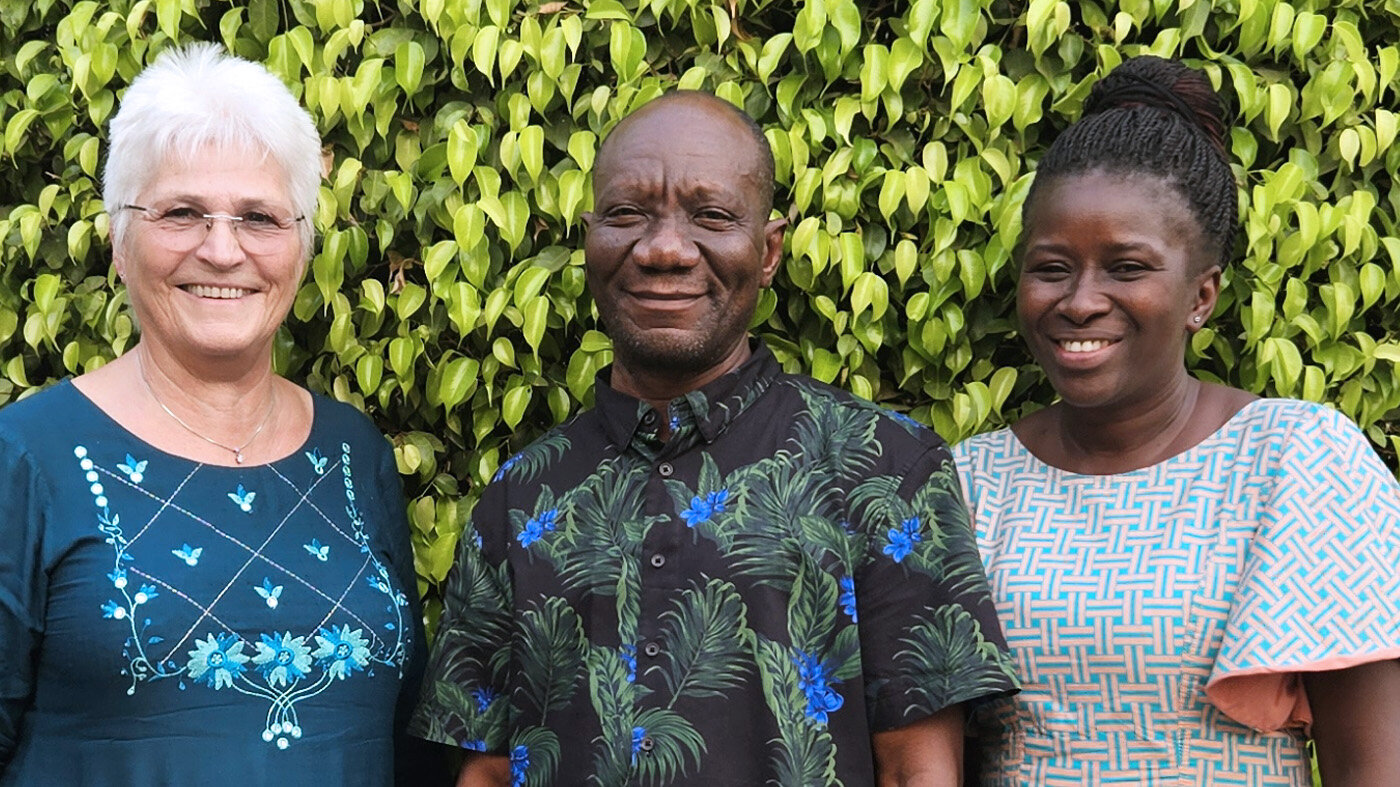 Bildet viser Tove Giske, Joseph Edem-Hotah og Rebecca Amara