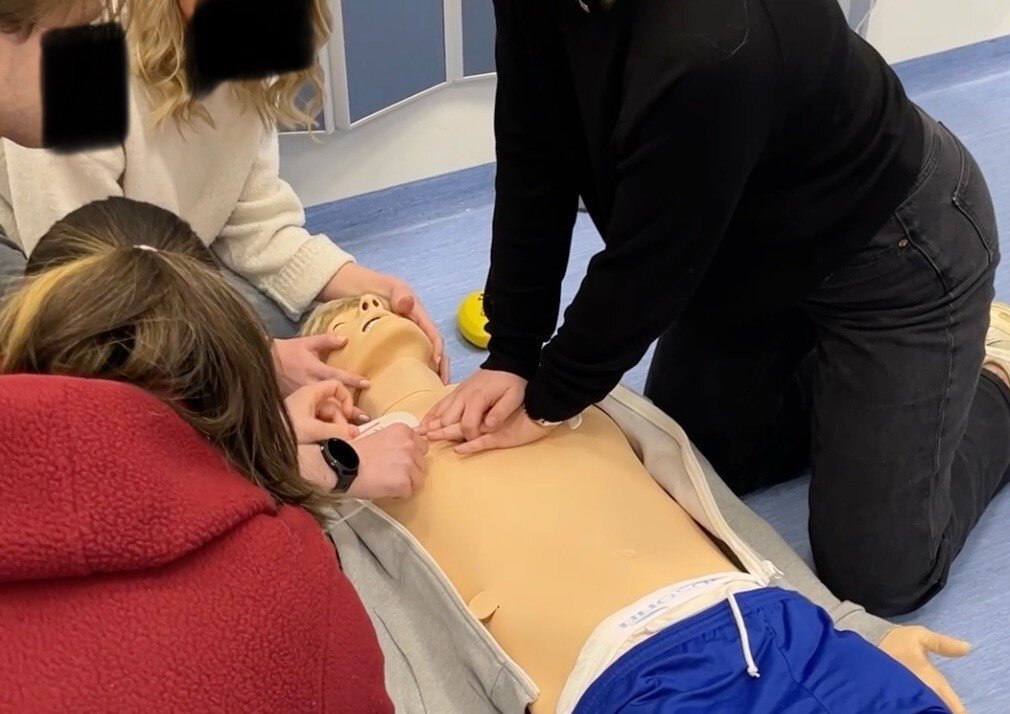 Bildet viser sykepleiestudenter som øver på livreddende tiltak i akutte scenarioer