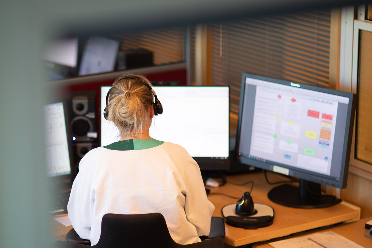 Bildet viser fra en sykepleier som sitter på legevaktsentralen (LVS)
