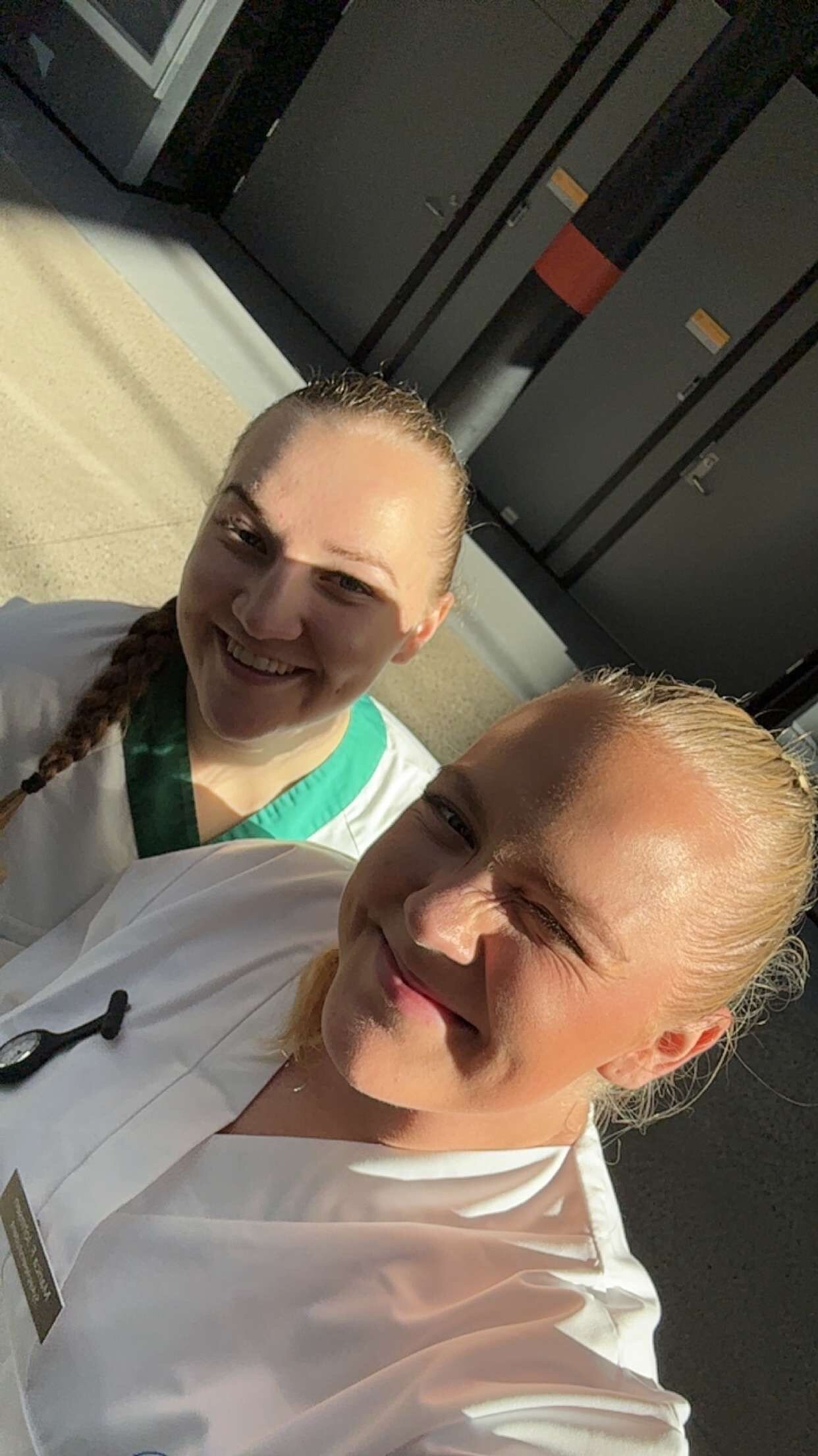 Bilde viser Marica med studievenninne Bilde viser Marica med studievenninne