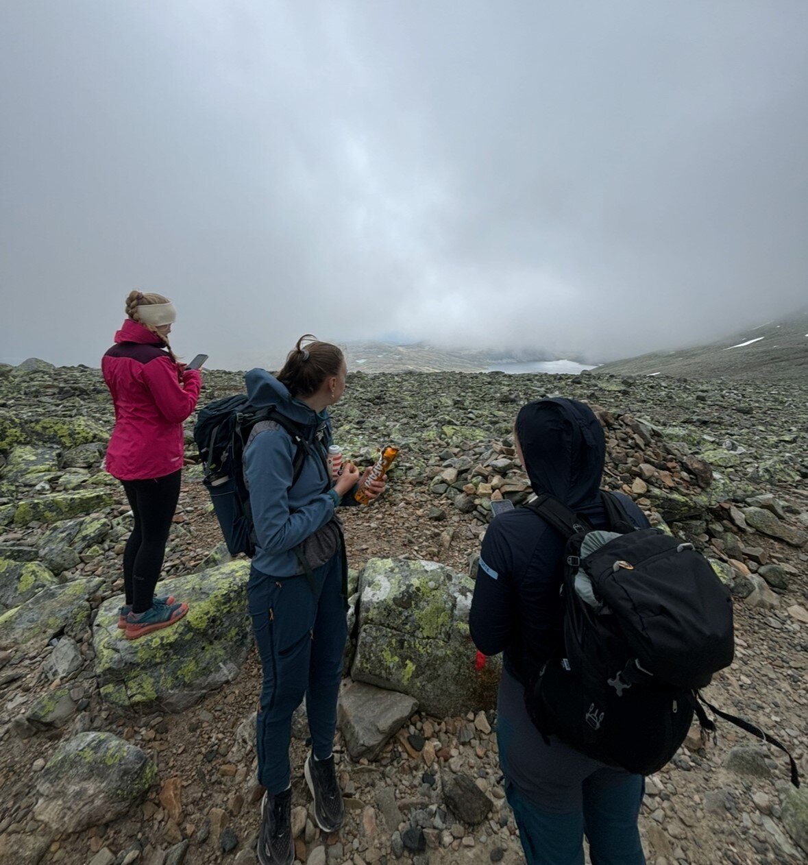 Bildet viser studievenner på tur i fjellet Bildet viser studievenner på tur i fjellet