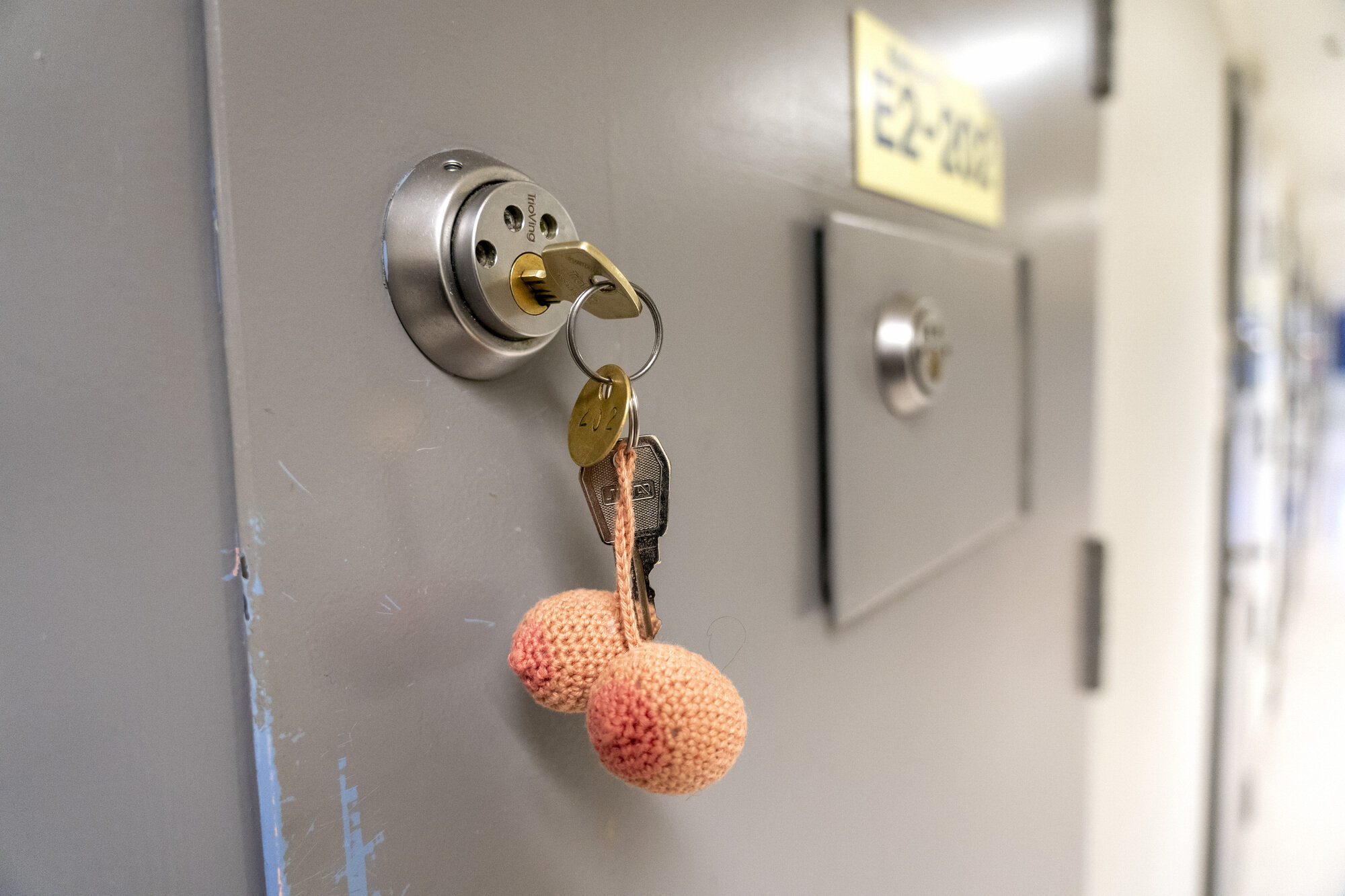 Bildet viser nøkler som står i en fengselsdør Bildet viser nøkler som står i en fengselsdør