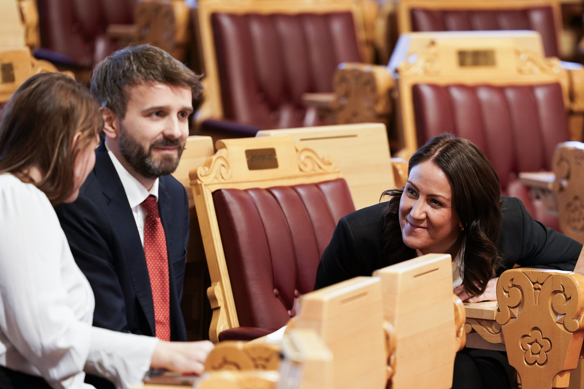 Bildet viser Helse- og omsorgsminister Jan Christian Vestre (Ap) og Arbeids- og inkluderingsministeren Tonje Brenna (Ap) i stortingssalen