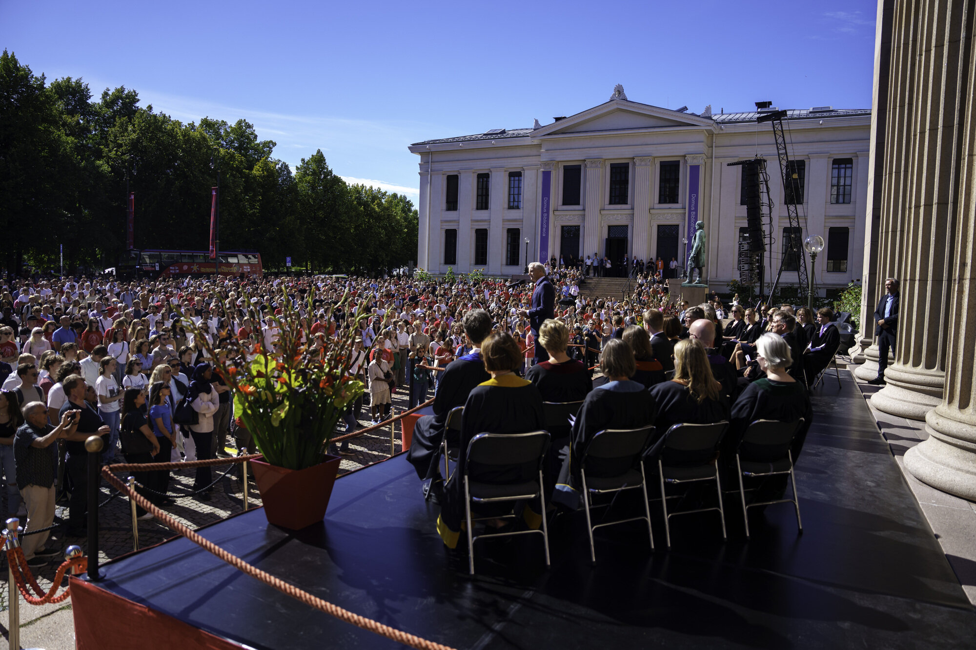 Bildet viser studenter utenfor juridisk fakultet i oslo