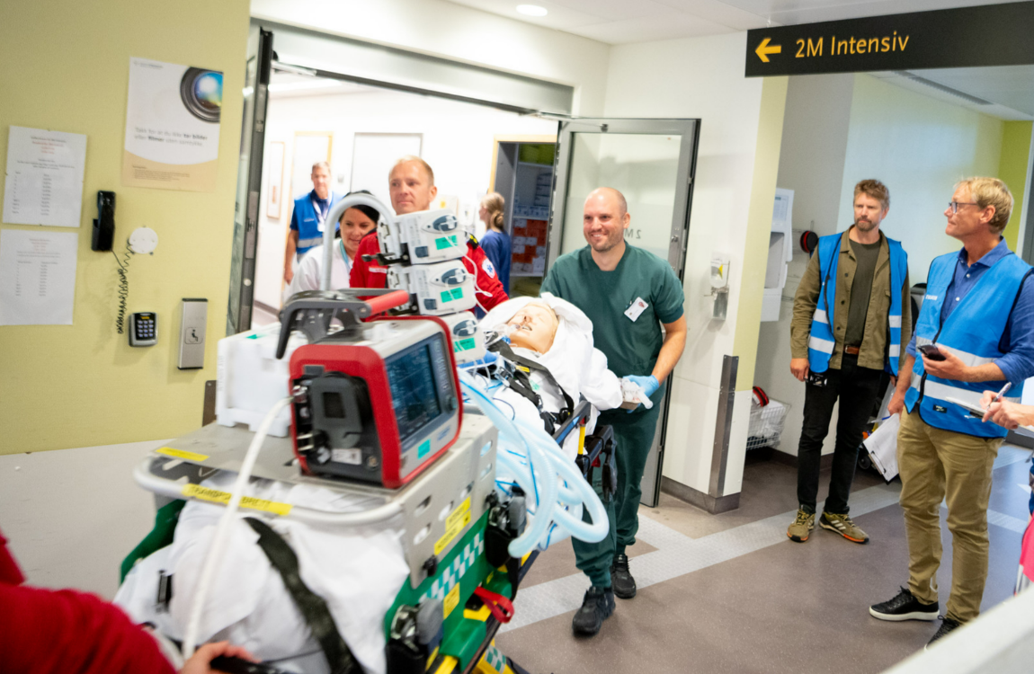 Bildet viser helsepersonell som øver på å flytte pasienter