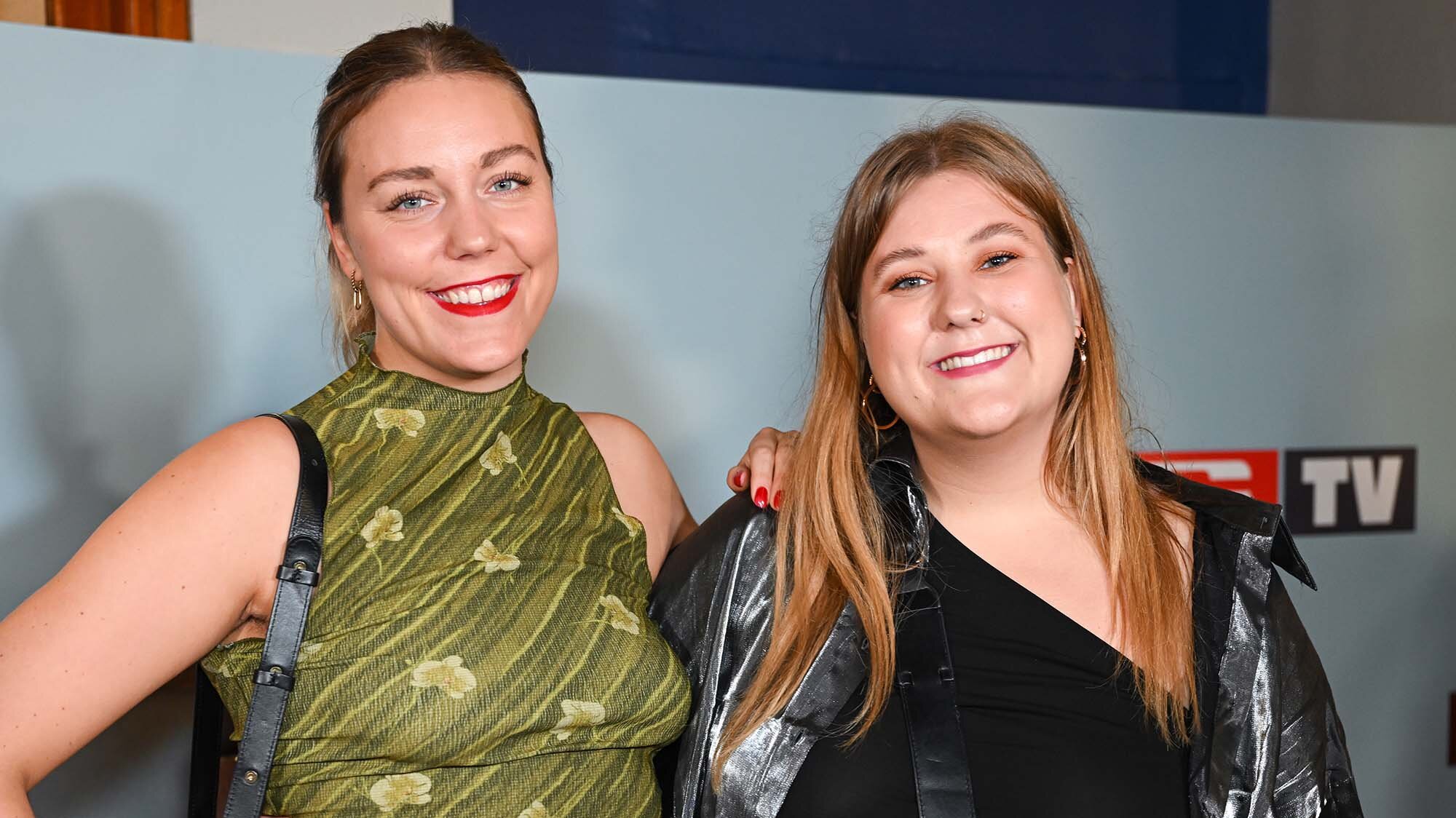 Bildet viser komikerne Marlene Stavrum og Martha Leivestad