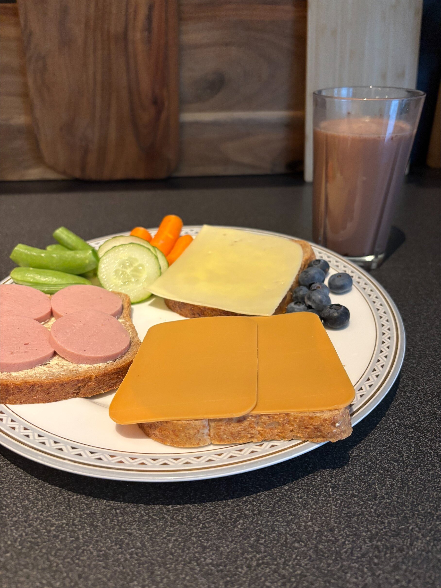 Bildet viser et fat med brødskiver Bildet viser et fat med brødskiver