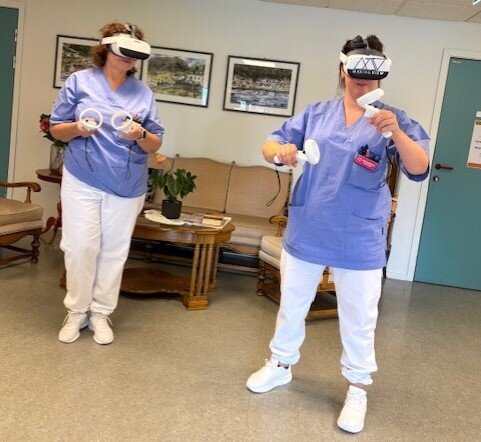 Bilder viser to sykepleiere som har på seg VR-briller