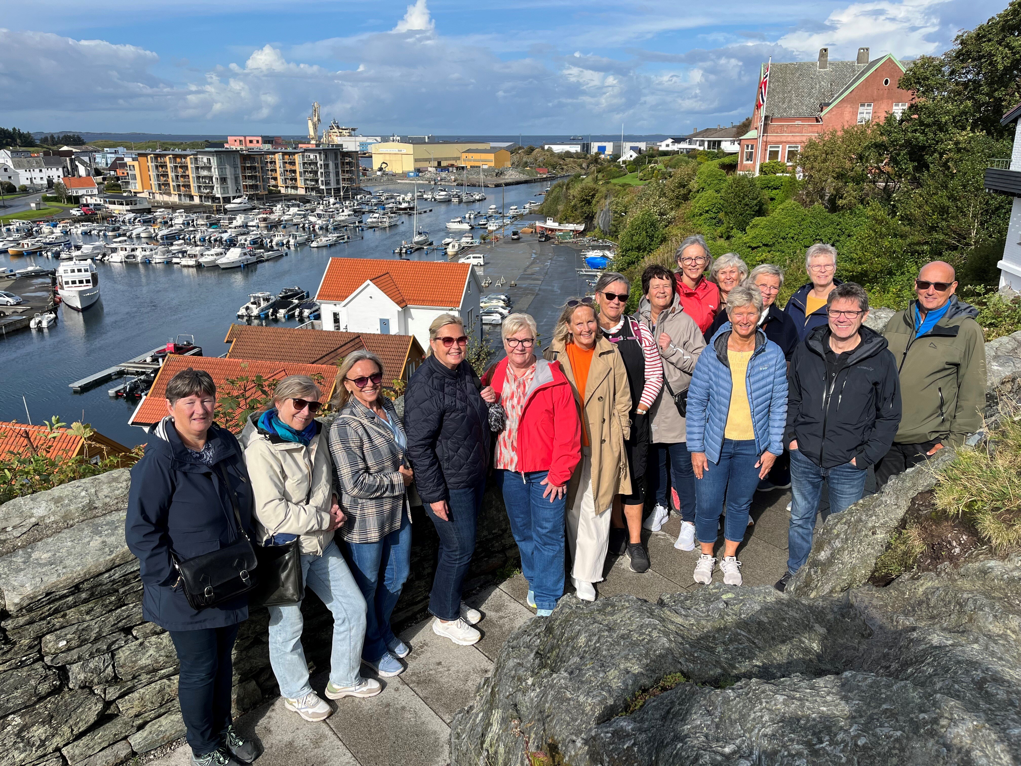 Bildet viser kullingene på byvandring Bildet viser kullingene på byvandring