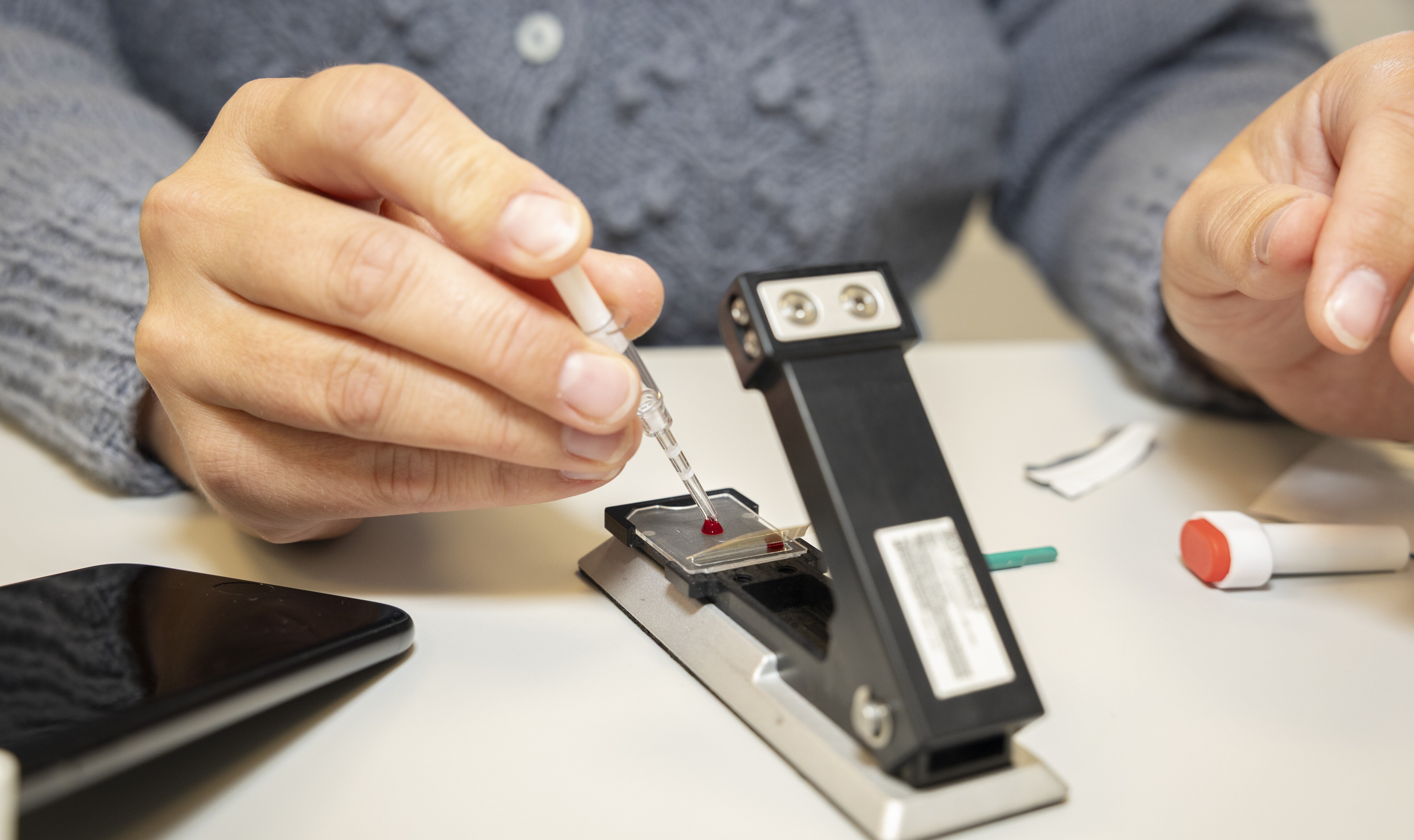 Bildet viser blodprøve-utstyr man kan bruke til hjemmetesting