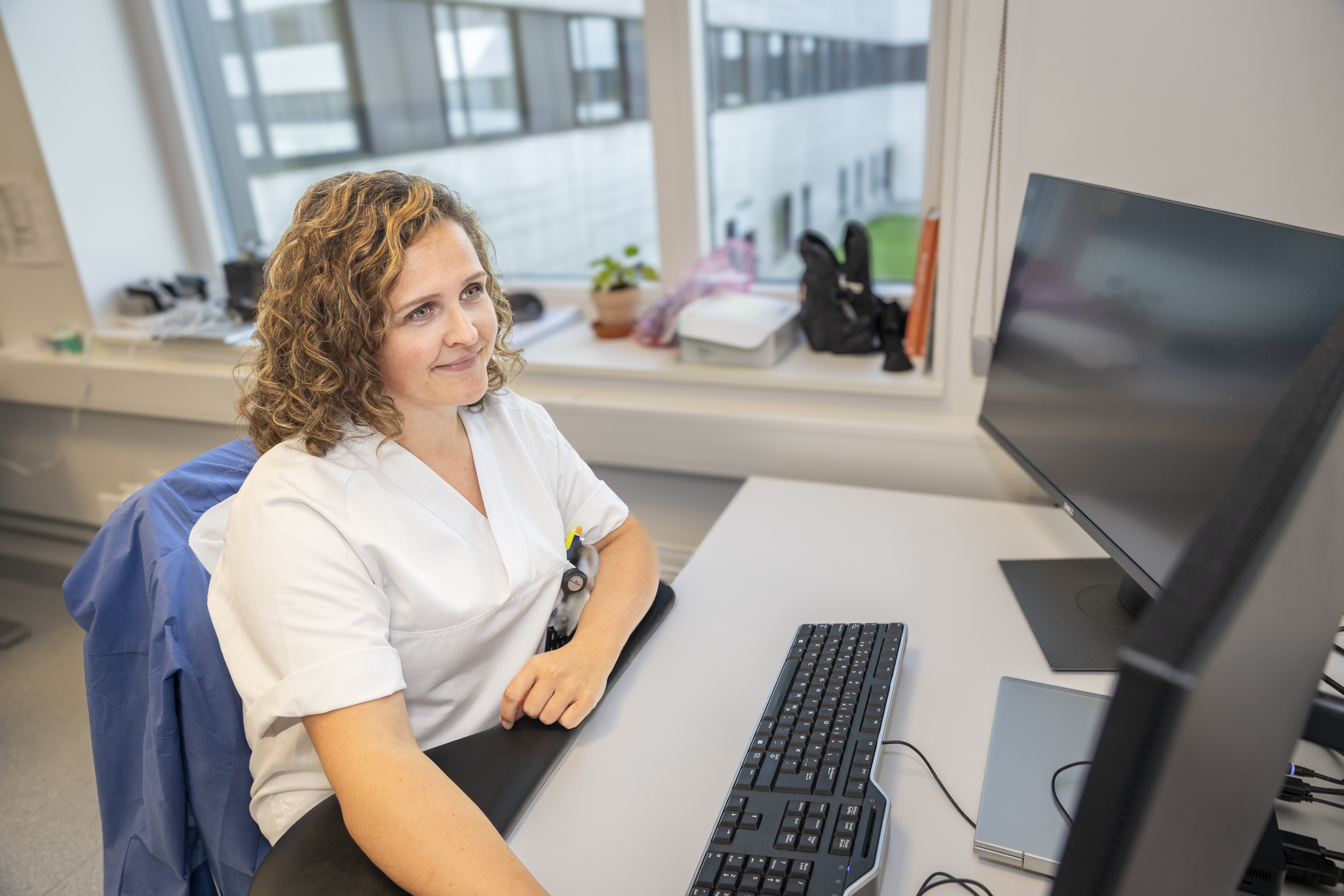 Bildet viser artikkelforfatter Susanne Marie Ødegaard foran PC-en