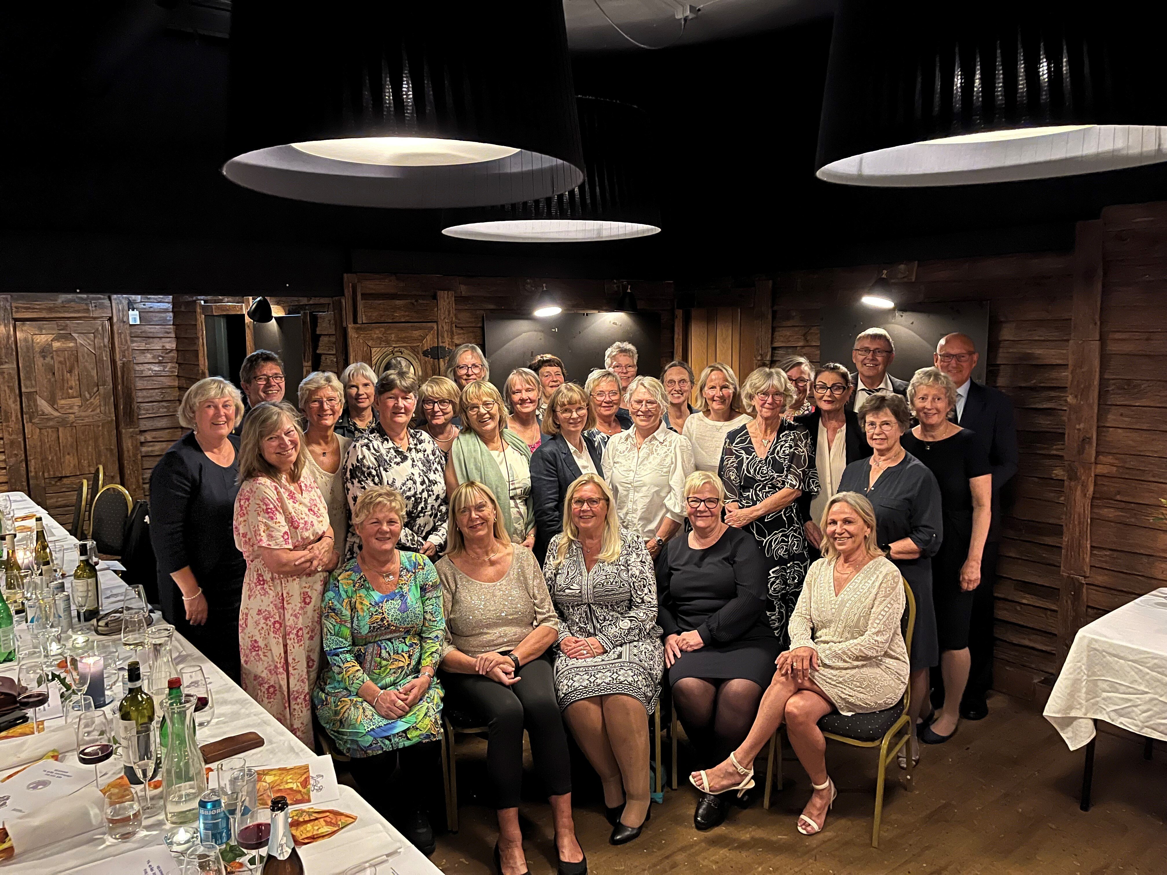 Bildet visser festkomiteen og deltakerne som møtte til jubileumsfeiring Bildet visser festkomiteen og deltakerne som møtte til jubileumsfeiring