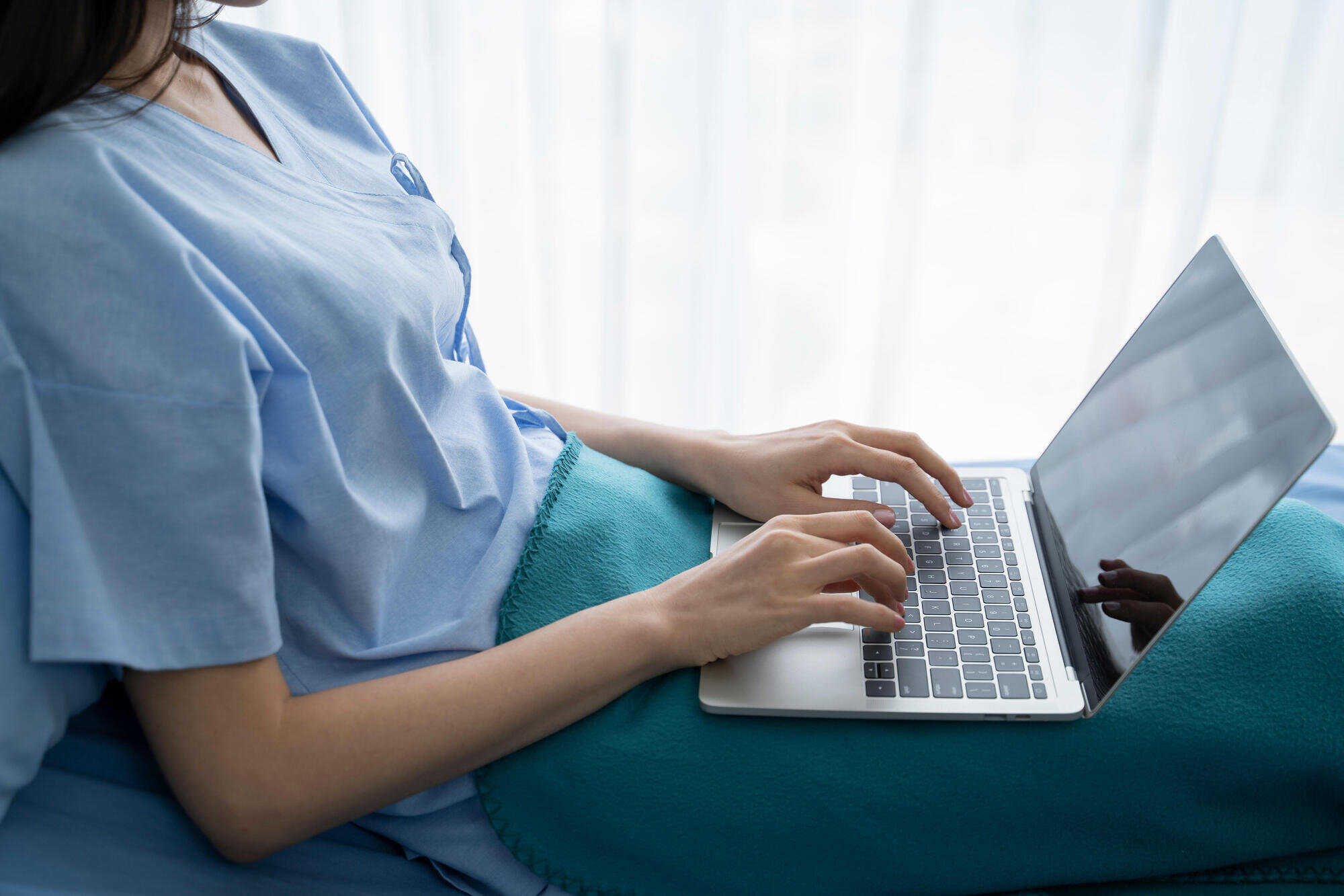 Sykepleier surfer på nett