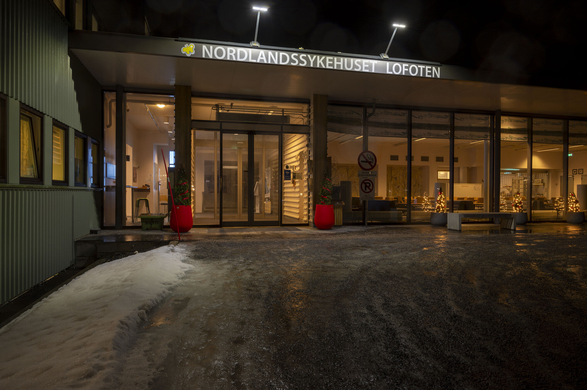 Bildet viser inngangen til Nordlandssykehuset i Lofoten Bildet viser inngangen til Nordlandssykehuset i Lofoten