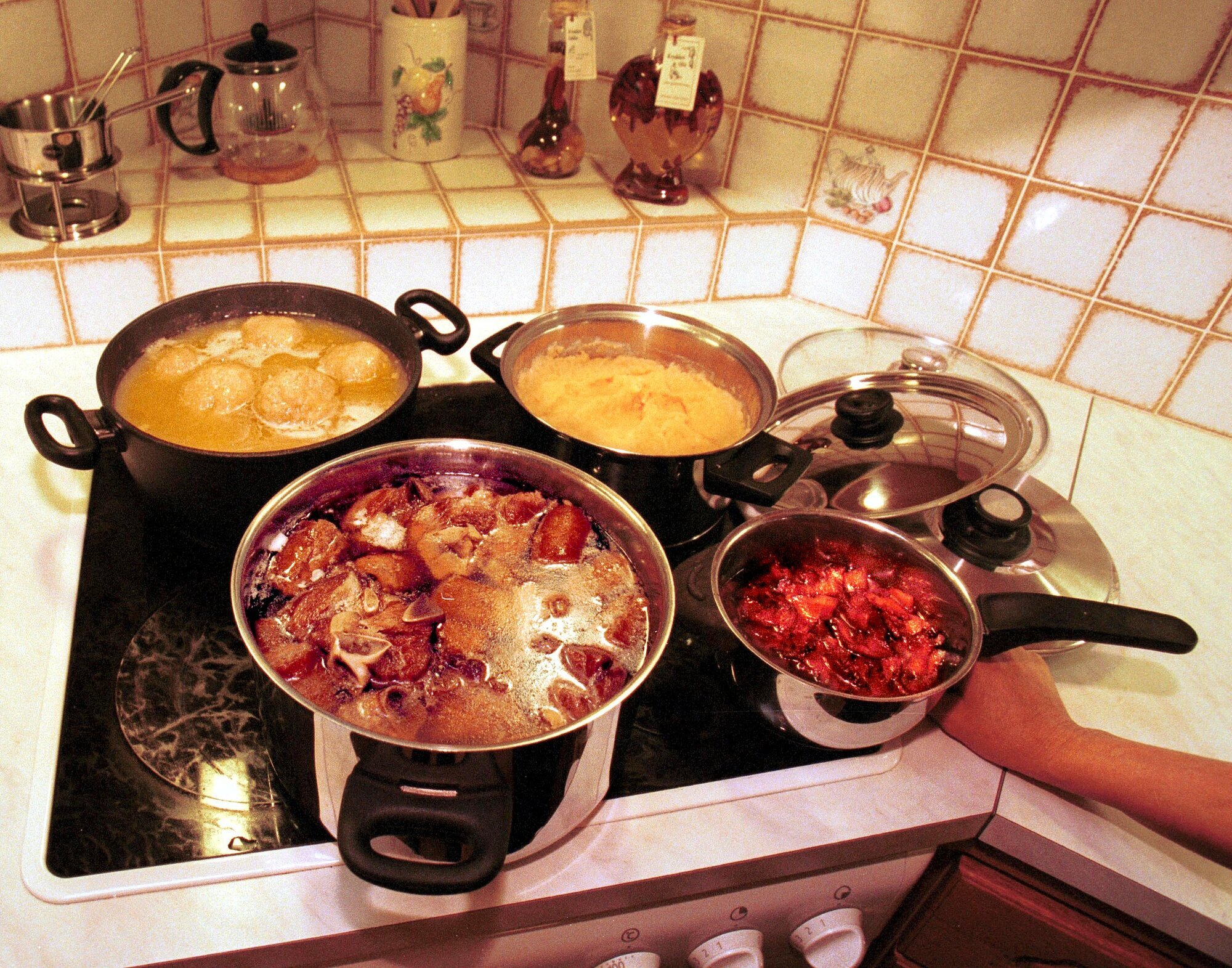 Bilde viser tilbereding av komlemiddag Bilde viser tilbereding av komlemiddag