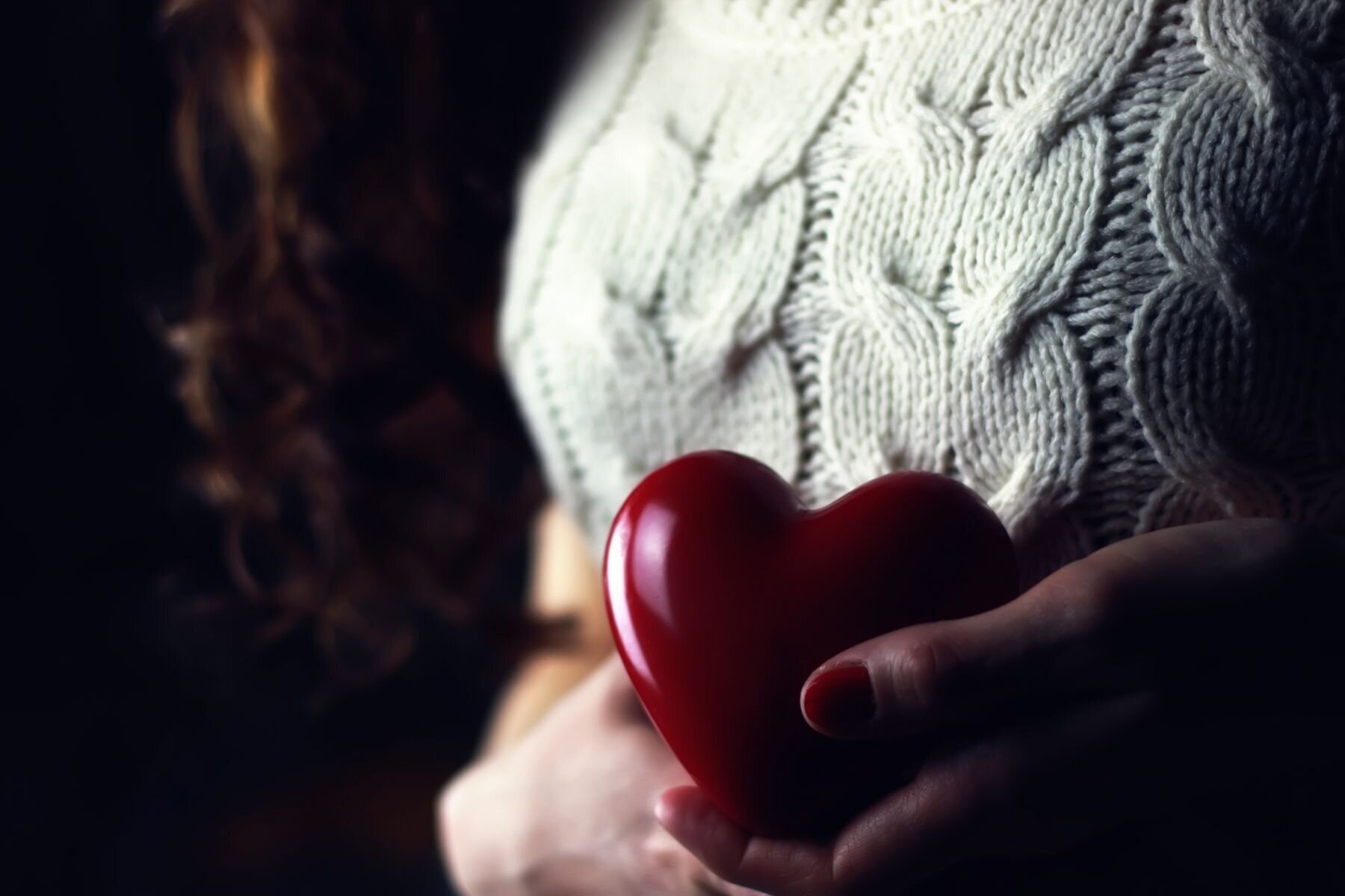 Nærmere 300 000 kinesiske kvinner er med i den aktuelle studien. Bildet viser en kvinne som holder opp et hjerte nær brystet.