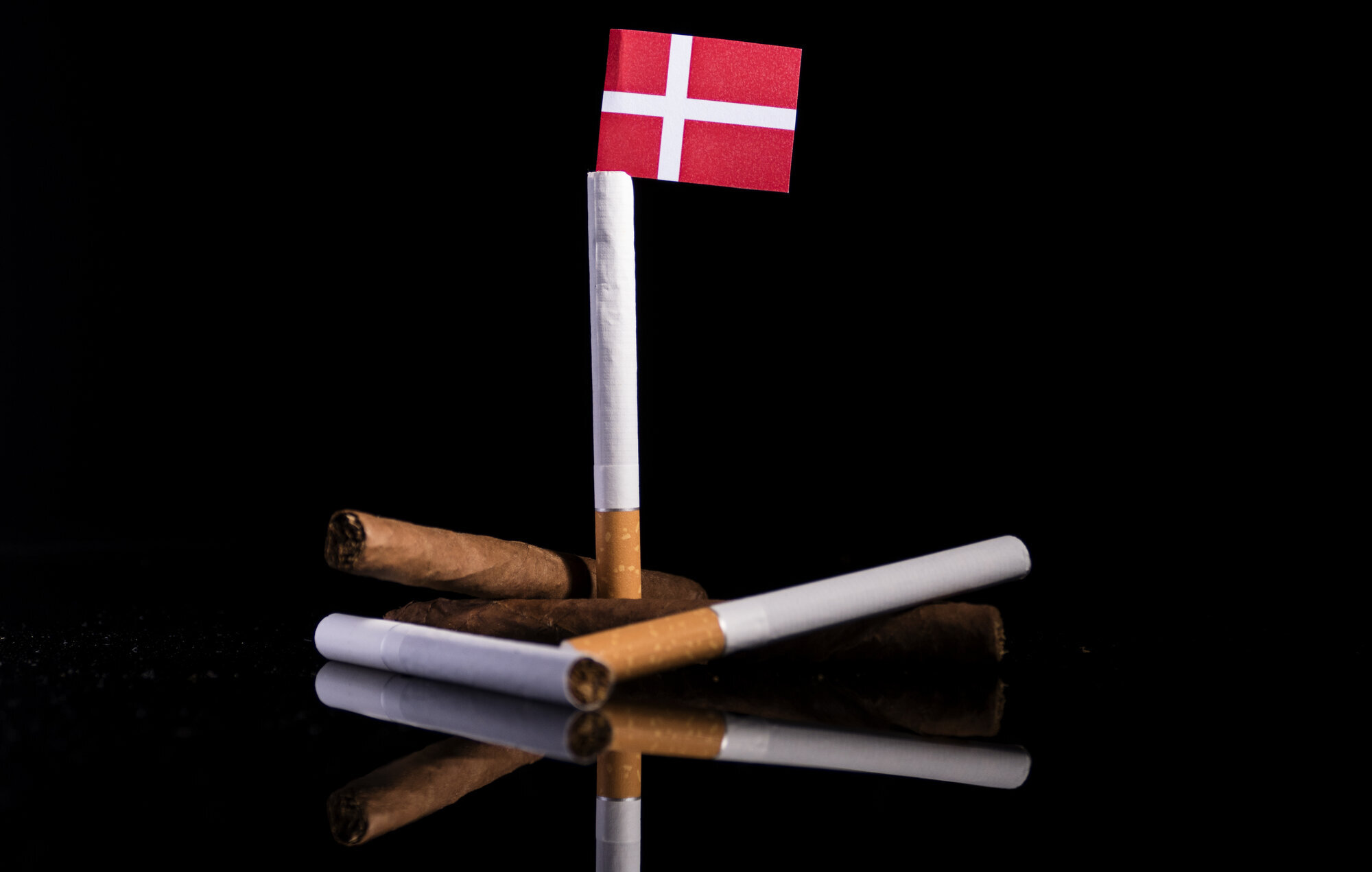 sigaretter og dansk flagg bildet viser sigaretter og dansk flagg