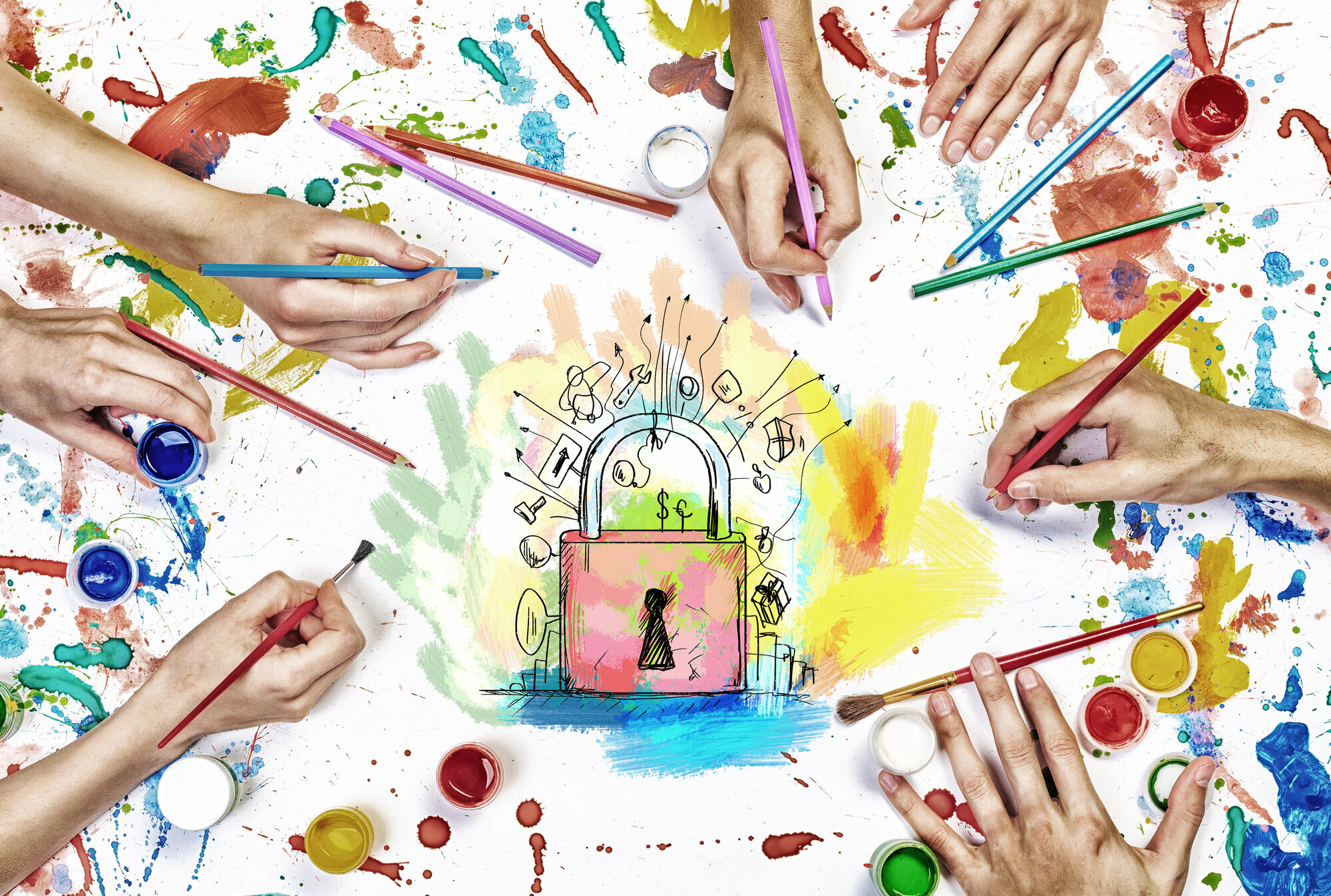 Samarbeid Bildet viser mange hender som tegner på det samme bildet.