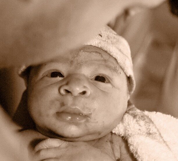 Bildet viser en nyfødt baby.