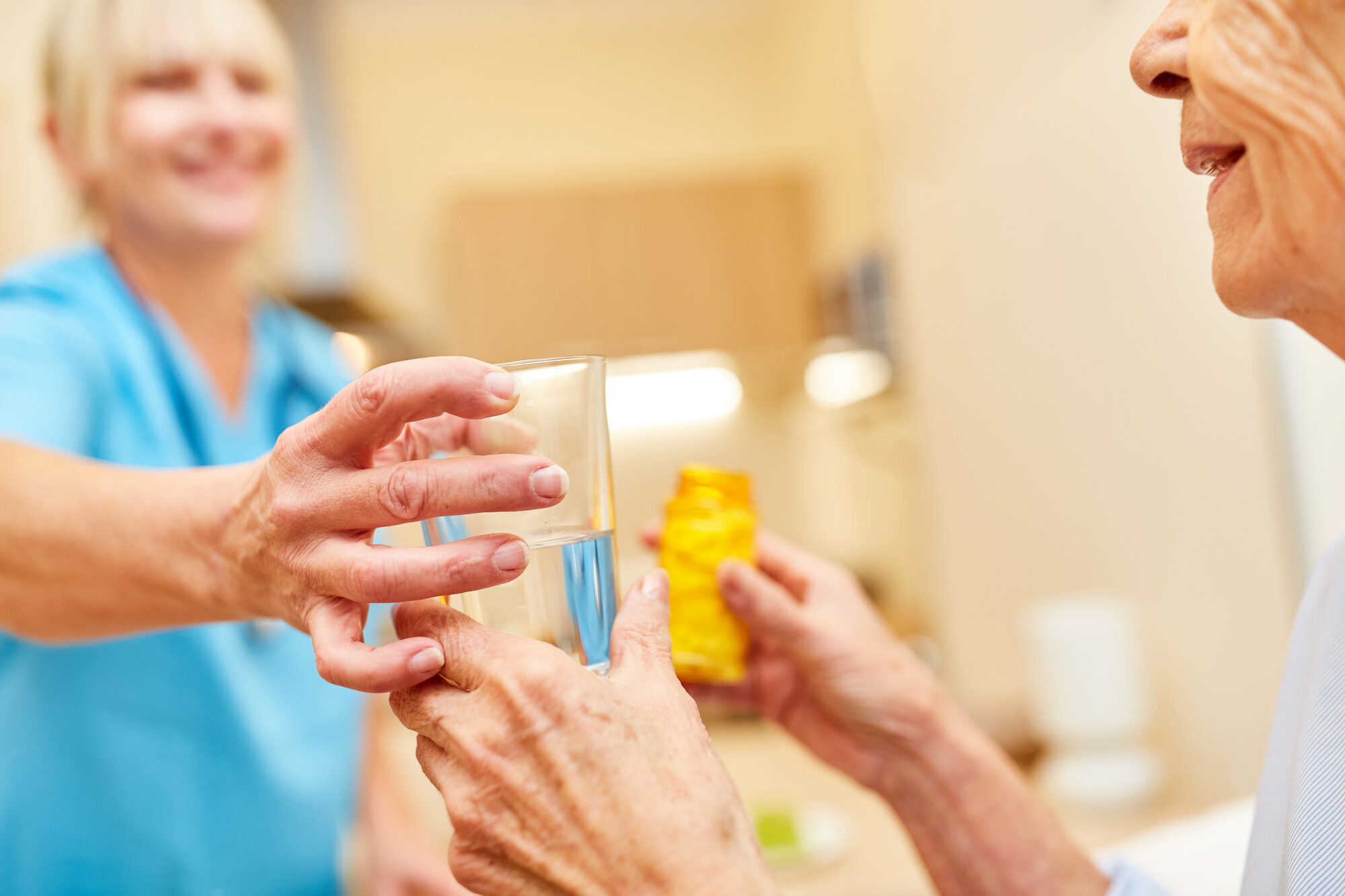 Pasient får medikamenter av pleier. Pasient får medikamenter av pleier.