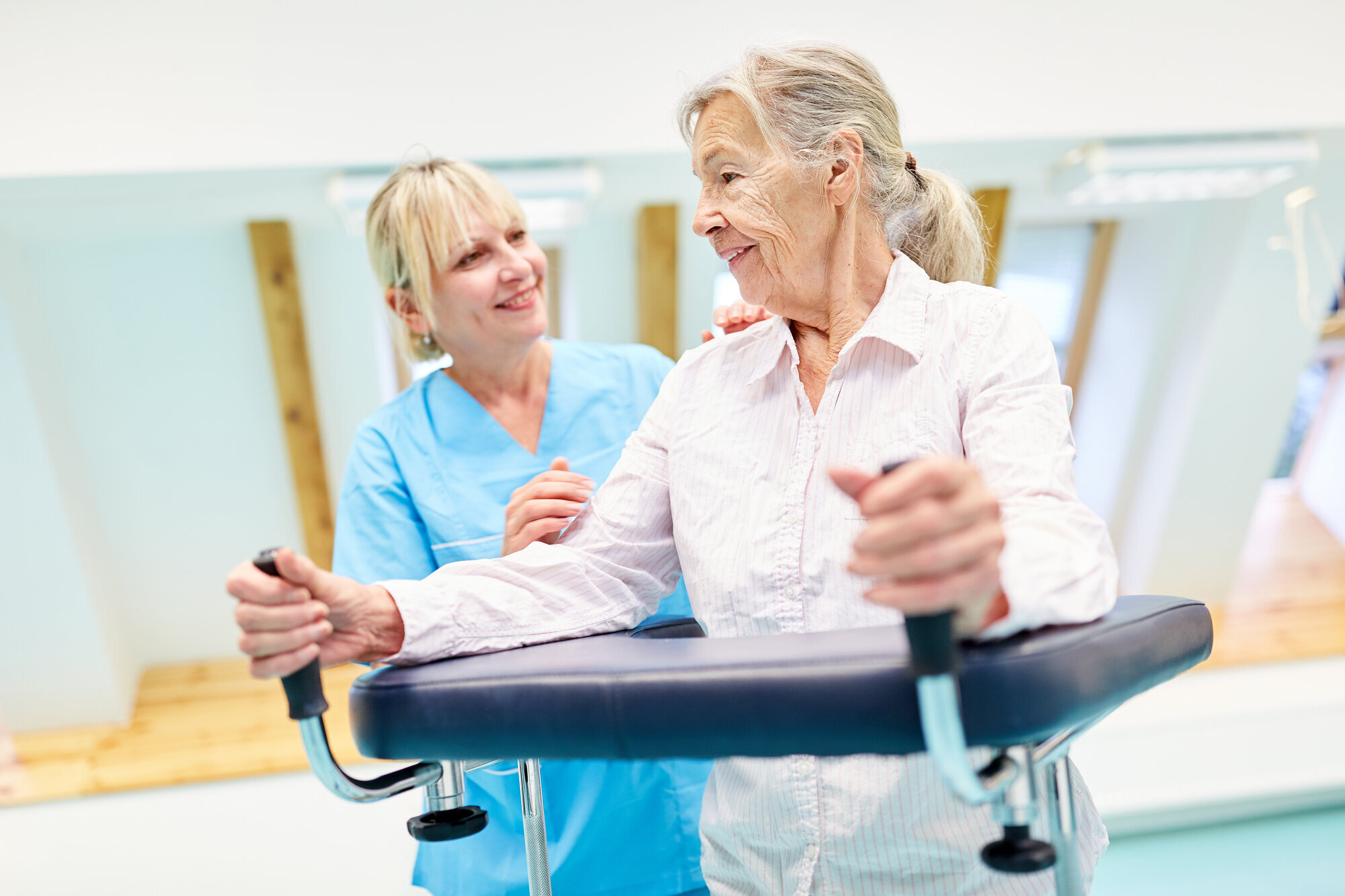 Sykepleier og eldre kvinne med gåstol Sykepleier og eldre kvinne med gåstol