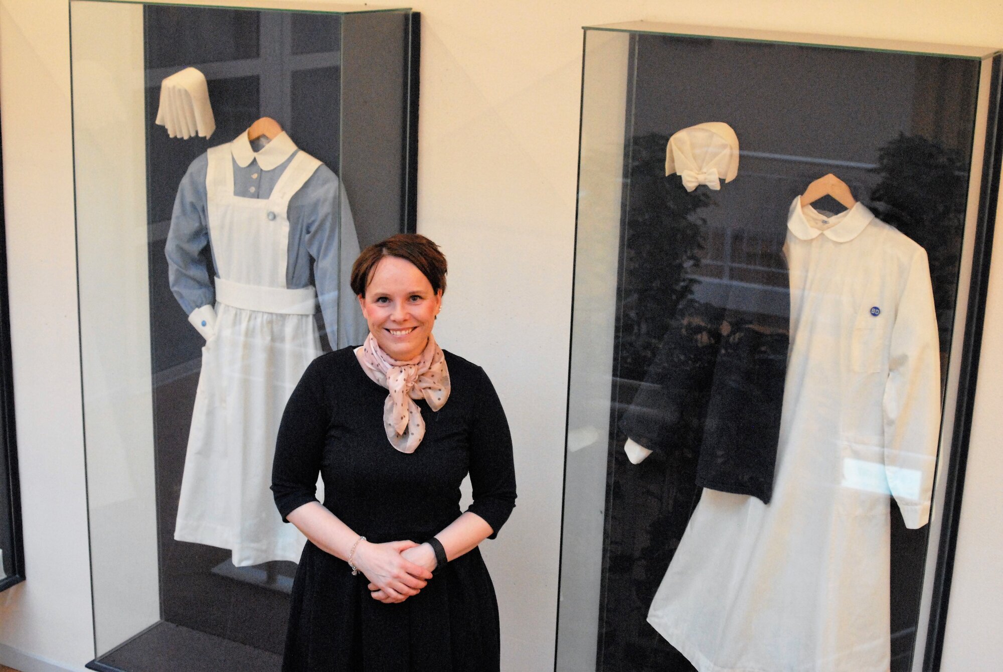 I sin masteroppgave argumenterer Anette Tvedt for at sykepleieres arbeidsantrekk alltid har vært mer enn bare klær. Bildet viser Anette Tvedt mellom to sykepleieruniformer fra henholdsvis før og etter 1970.