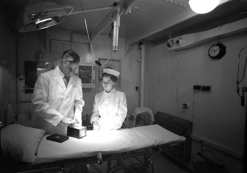 På hvalfangst i Sørishavet kunne det være langt til land, men hospitalet om bord på FLK «Balaena» var godt utrustet for det meste. – Det faglige utbyttet av turen var stort, forteller Esther, her sammen med skipslegen doktor Reidar Wivart. Esther Bergh På hvalfangst i Sørishavet.