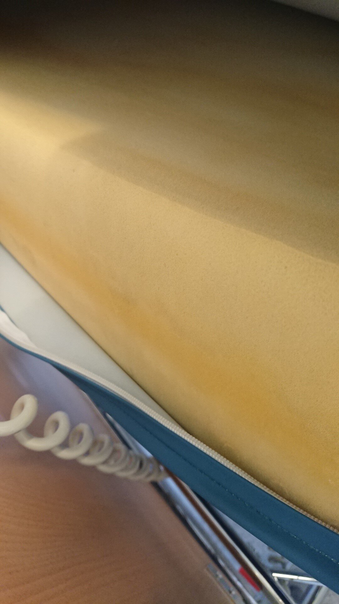 Flat, kompakt skummadrass Bildet viser en flat, kompakt skummadrass