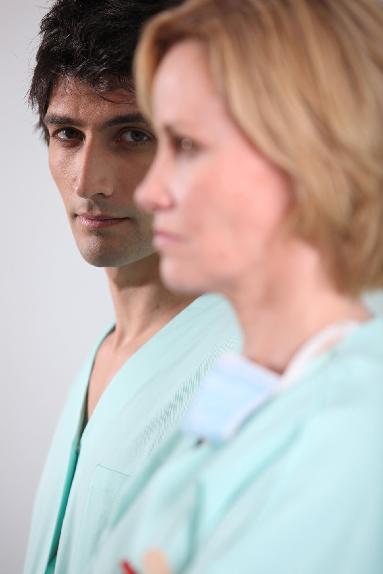 Bilde av en mann og en kvinne i profil.