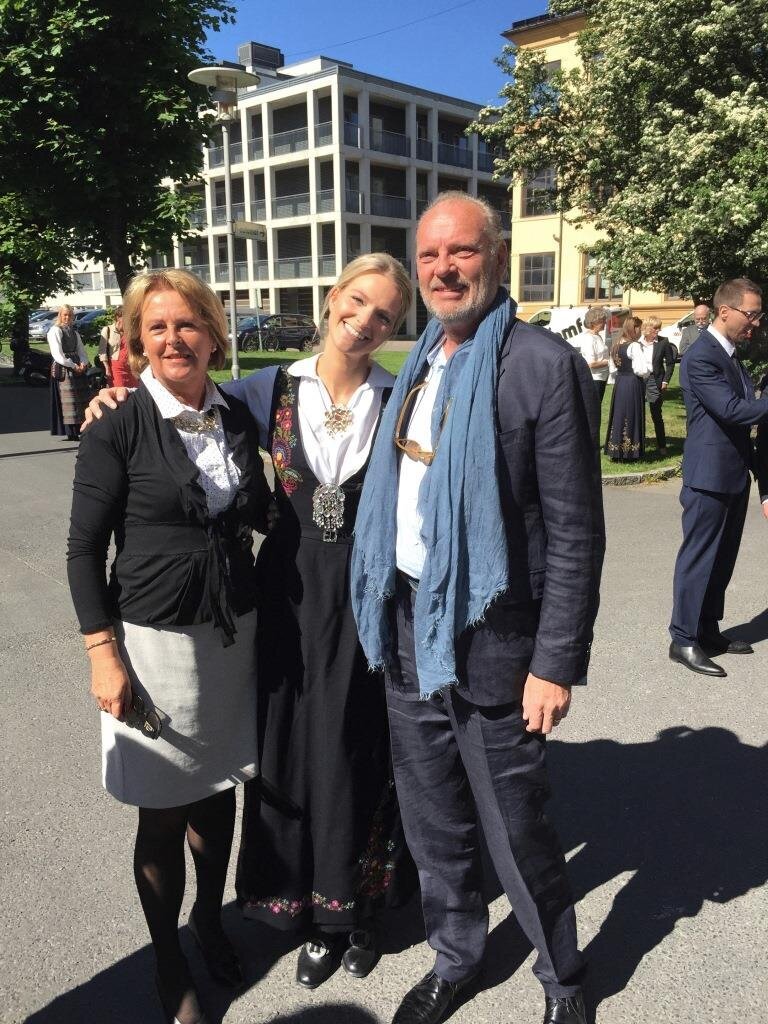 Veien var lang, men i sommer ble endelig Frøya sykepleier. Bildet viser Frøya Marie Vinjar Eid i bunad mellom foreldrene Eli og Arve. Det er tatt dagen da hun fikk sin sykepleierautorisasjon.