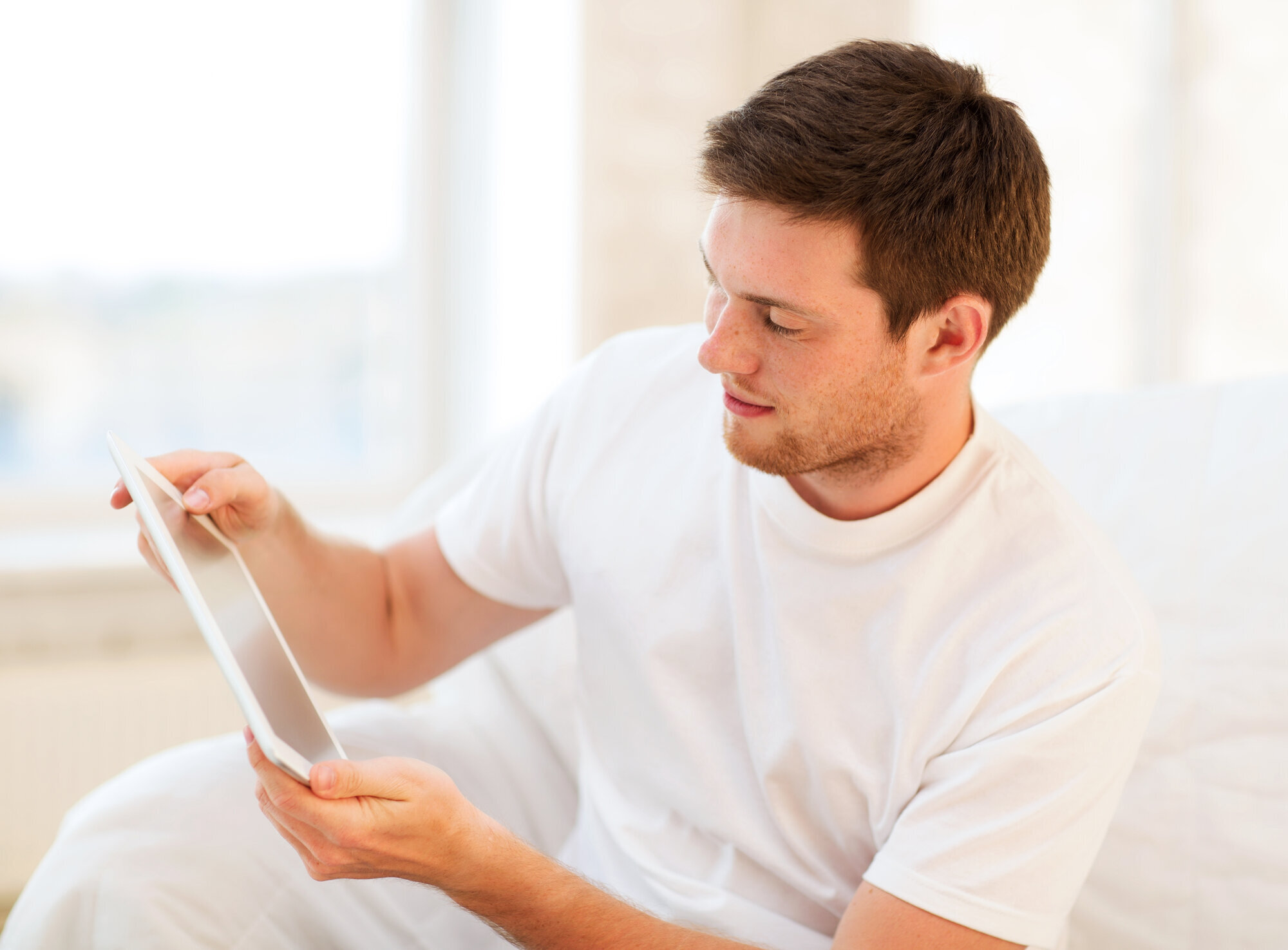 Mann ser på ipad Mann ser på ipad