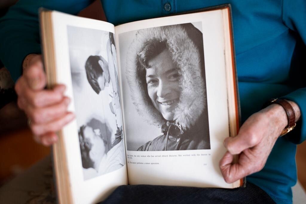 Fra bokhylla hjemme på Smestad finner Esther Nørholm fram sin utgave av «Whaler’s Eye», utgitt av hvalfangstinspektør Christopher Ash i 1962 og signert med personlig hilsen fra forfatteren. Bilde av bok-cover av Whaler`s Eye.