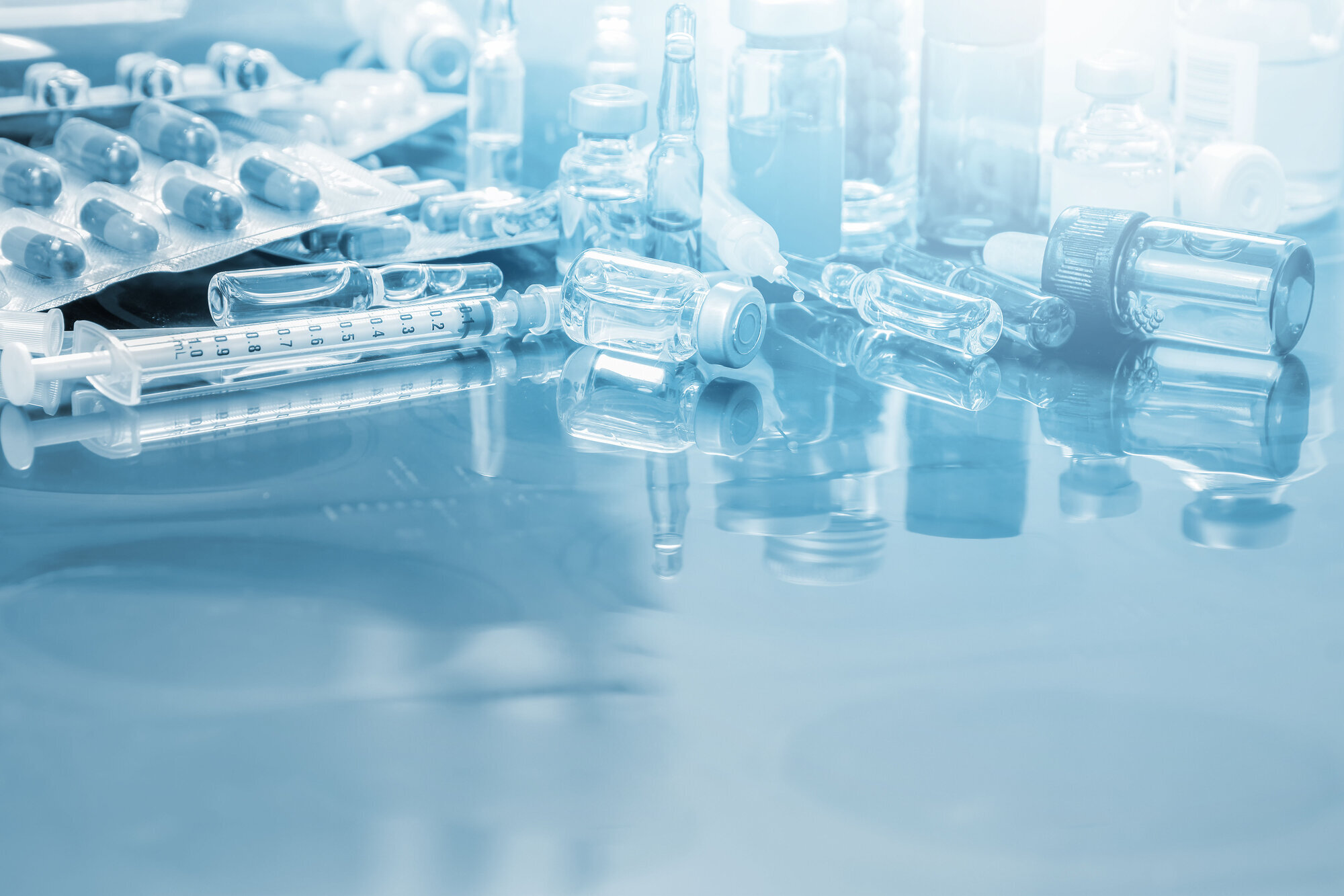 medisiner Bildet viser ampuller, sprøyter og piller.