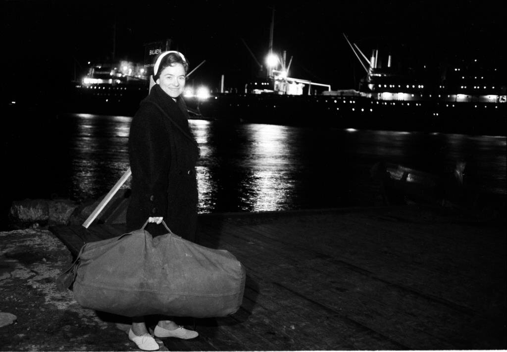 Presseoppbudet var stort da Esther Bergh mønstret på en mørk novemberkveld i Tønsberg, og den sensasjonelle sykepleieren smilte pent til fotografene. Bilde av skipet Balaena sent på kvelden