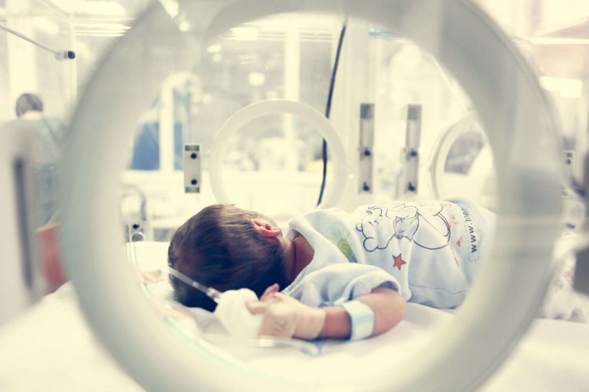 nyfødt, baby Bildet viser en nyfødt baby inne i en kuvøse.