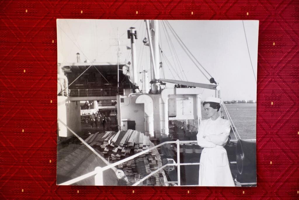Dagene om bord var ikke altfor travle, og Esther fikk god tid til å gjøre seg kjent med skipets virksomhet og mannskapet. Bilde av Esther på dekk