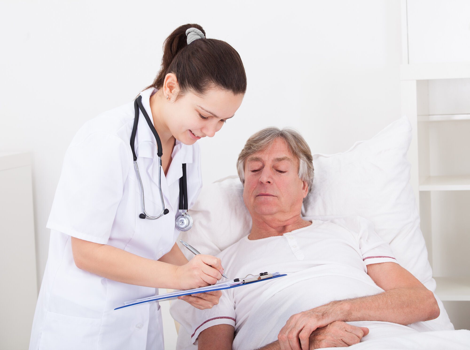 pasient snakker med helsearbeider Bildet viser pasient som snakker med helsearbeider