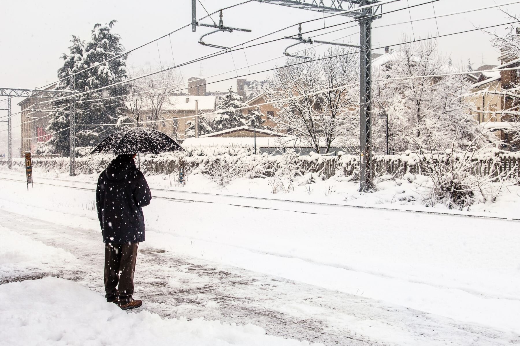 Bildet viser en mann på snødekt perrong i Oslo