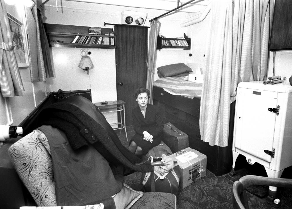 På lugaren kvelden før avreise. Eventyrlysten og lengselen mot havet skal snart få sitt. Esther på lugaren