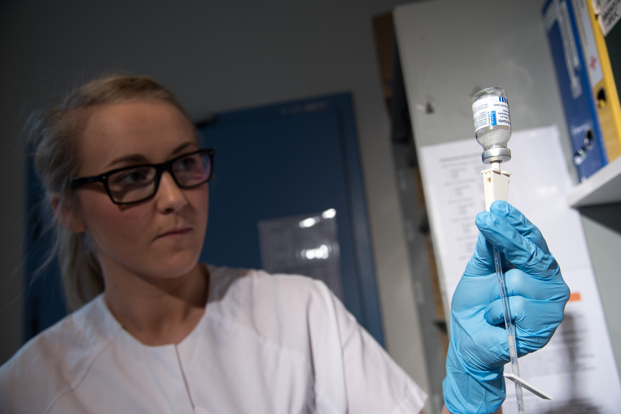 Sara Kristoffersen, Sykehuset i Vestfold, Tønsberg Bildet viser Sara Kristoffersen som klargjør antibiotika til infusjon.