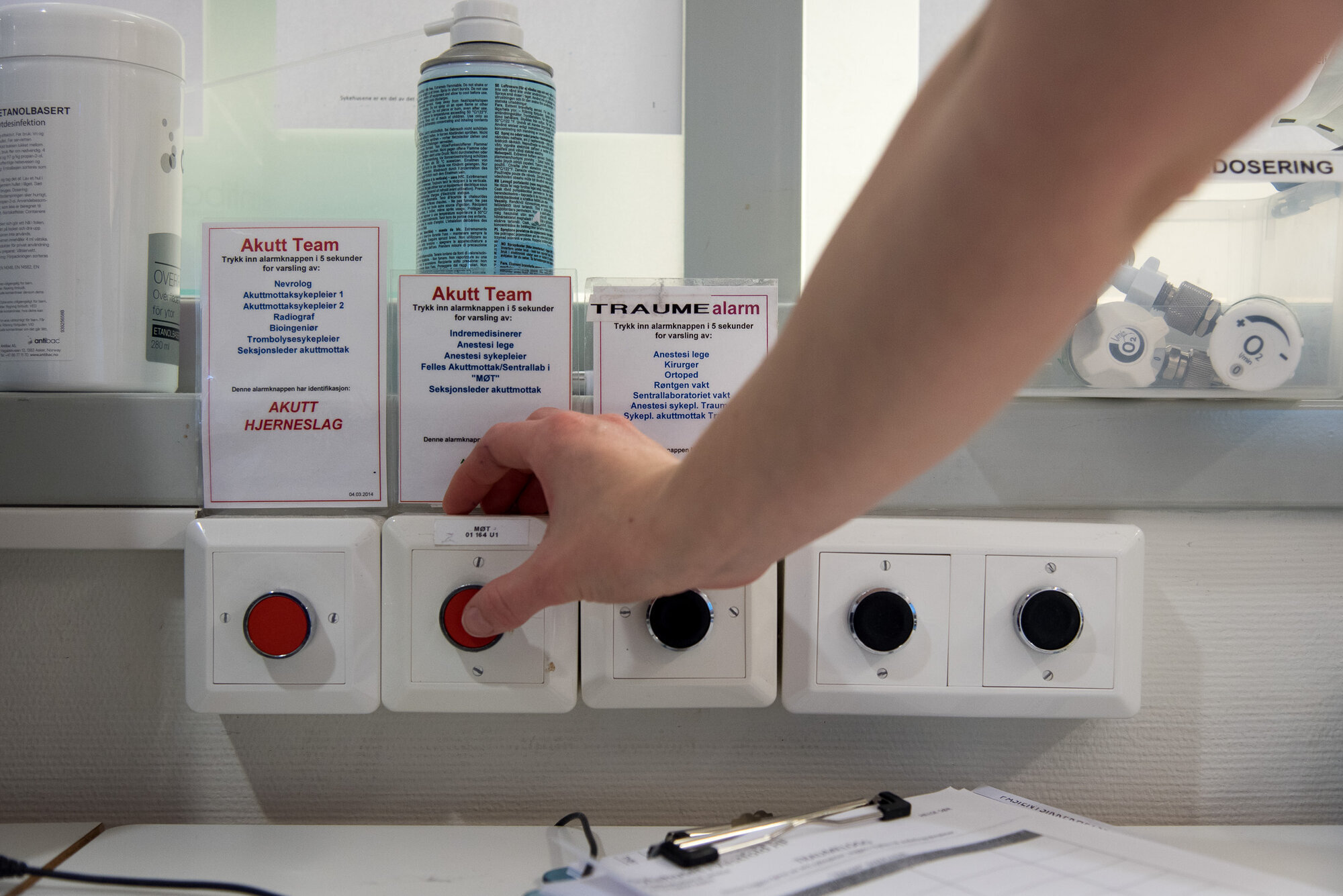 Akuttmottaket, Sykehuset Vestfold, Tønsberg Bildet viser en hånd som skal til å trykke på en knapp.