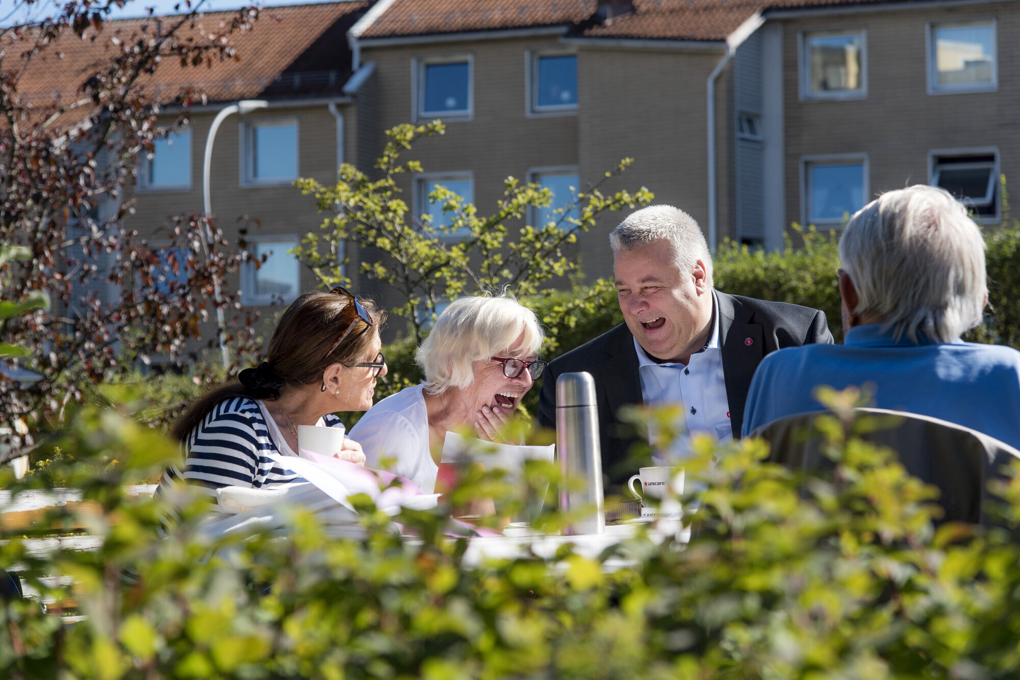 Bård Hoksrud i samtale med pårørende og en beboer på Manglerudhjemmet Bildet viser Bård Hoksrud i samtale med pårørende og en beboer på Manglerudhjemmet