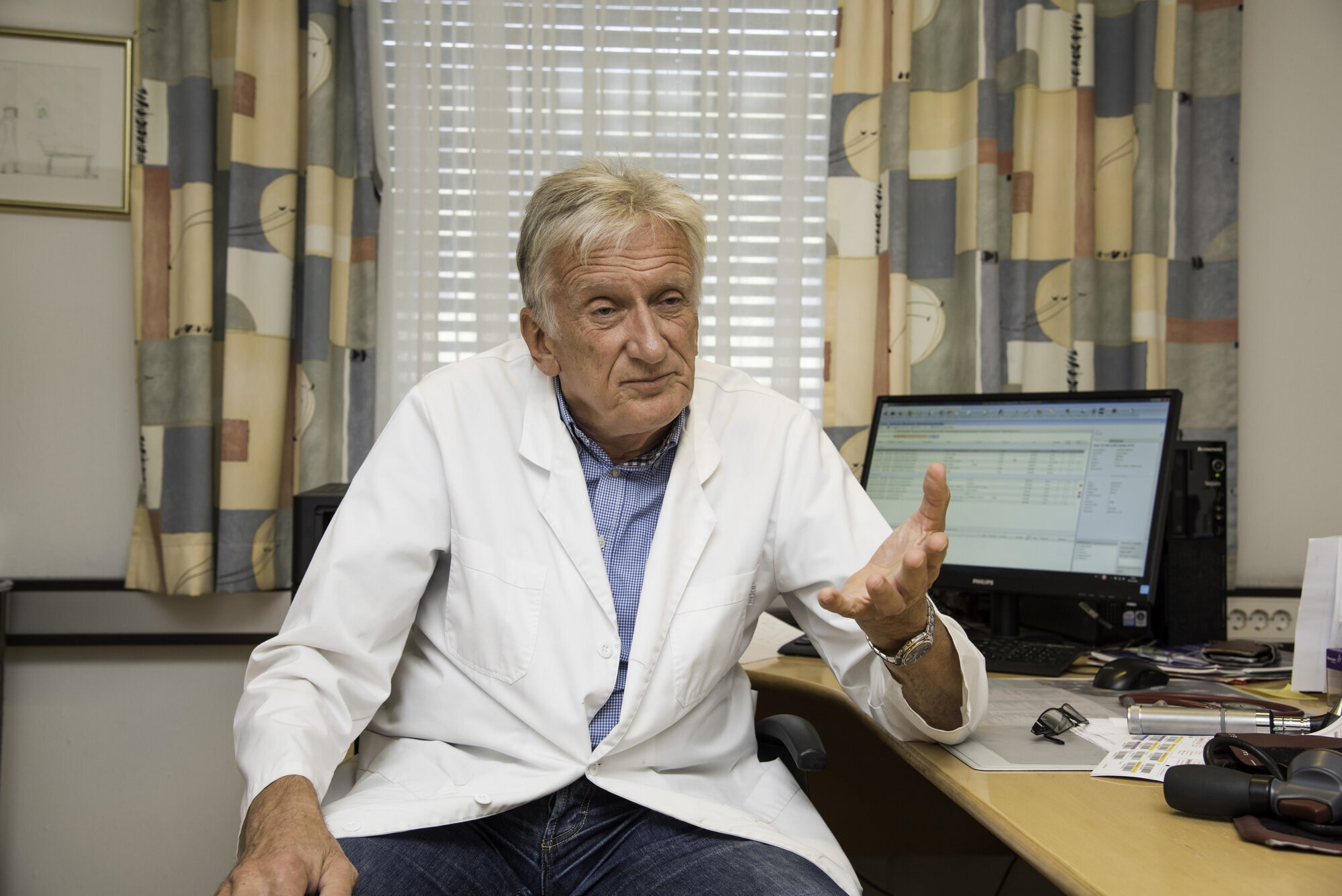 Lege Lorentz Nitter ga startskuddet for en lang avisdebatt da han og to kolleger skrev et leserinnlegg om Orkerød i Moss Avis. Bildet viser lege Lorentz Nitter på hans kontor i Moss.