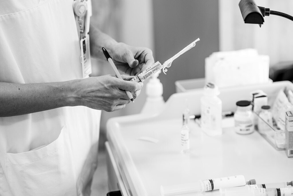 Sykepleier medikamenthåndtering Sykepleier gjør klar smertestillende medikament