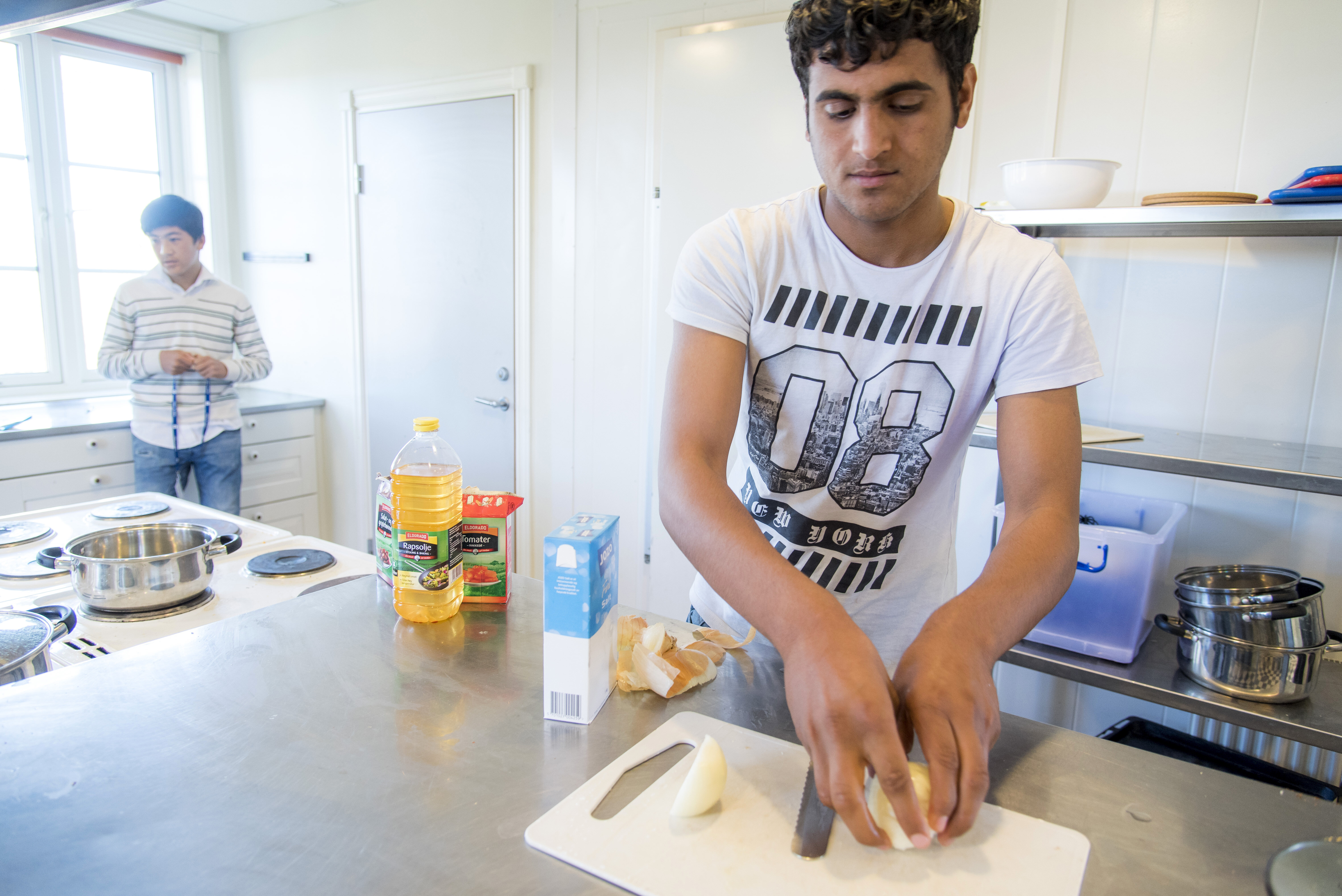 Dawlatzai og Rahimi på kjøkkenet Bildet viser Dawlatzai og Rahimi på kjøkkenet