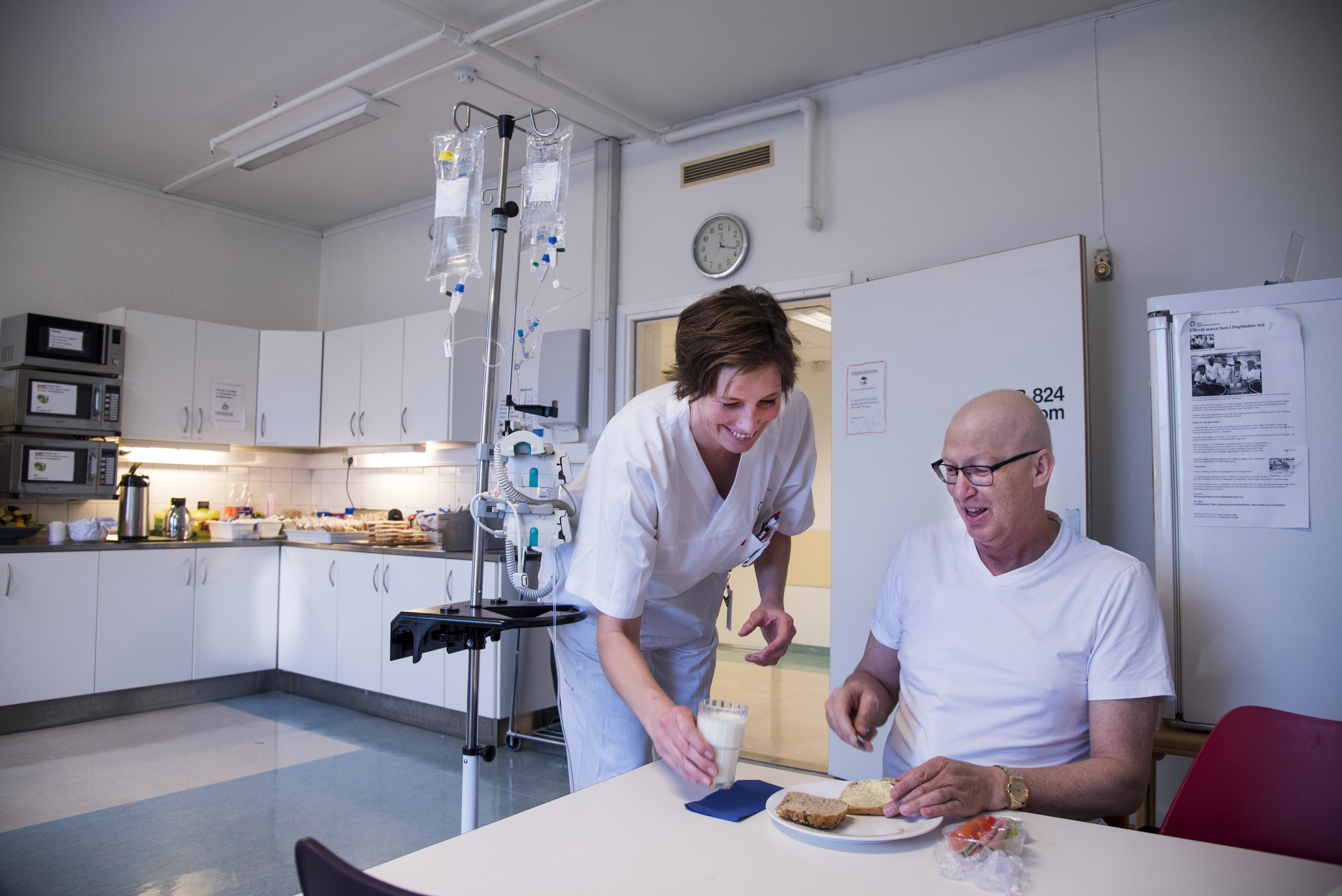 Matservering Per-Morten Foss får mat servert på Radiumhospitalet